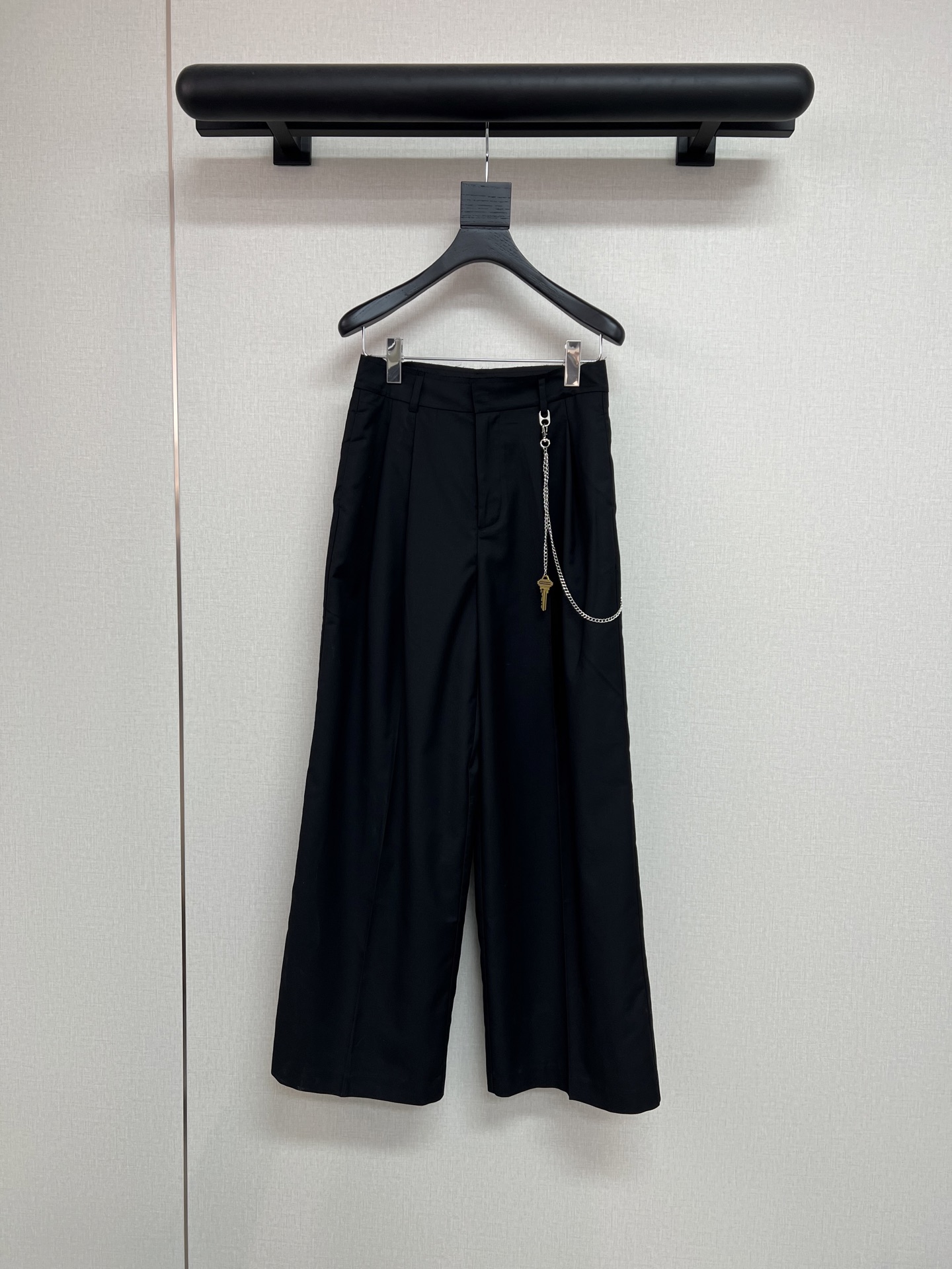 NO:457850,High-quality King 2025 early autumn series, a beautiful casual trousers with a loose design, casual and fashionable, natural tailored at the waist, light and comfortable, thin material, super OK to wear now, SML, alexander wang, alexander wang19860909高品质大王2025早秋系列 一眼好看的休闲西裤 采用宽松设计 随性时髦 腰部自然剪裁 搭配链条钥匙 轻薄舒适 是薄薄的料子 现在穿也超级OK SML,,alexander wang,alexander wang,Women's clothing