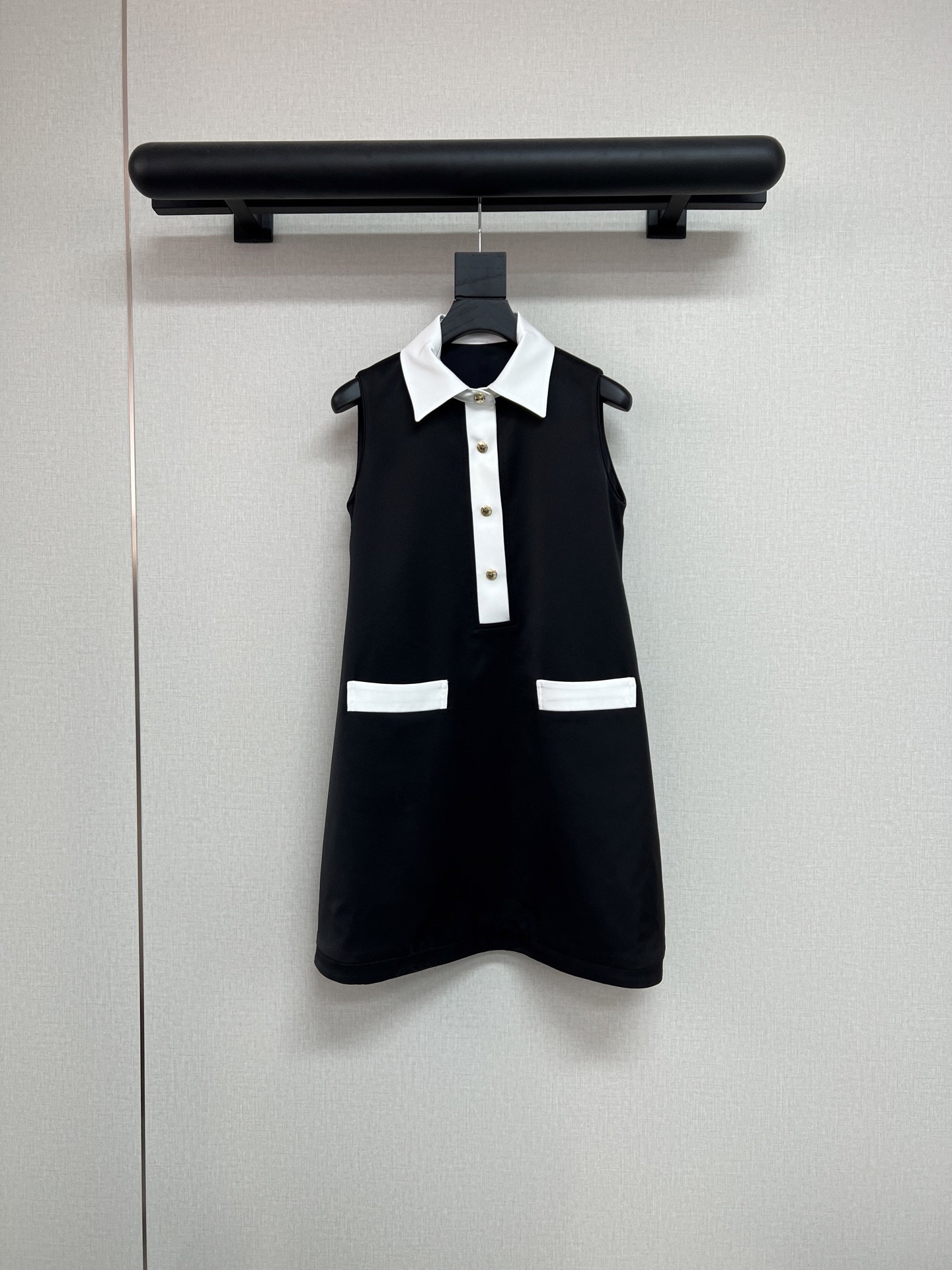 NO:457862,High-quality donkey brand 2025 early autumn series is really a beautiful skirt at first sight, not picky at all. Classic black and white contrasting splicing uses high-end satin light fabric. Overall A-spoke style is very inclusive and full of details. Close your eyes and enter SML,,louis vuitton, skirts,alexander wang19860909高品质驴牌 2025早秋系列 就真的是一眼好看的裙子 完全不挑人 经典的黑白撞色拼接 采用高级的缎面光感面料 整体A摆款式 包容性很大 细节满满 闭眼入 SML,,louis vuitton,skirts,alexander wang,Women's clothing