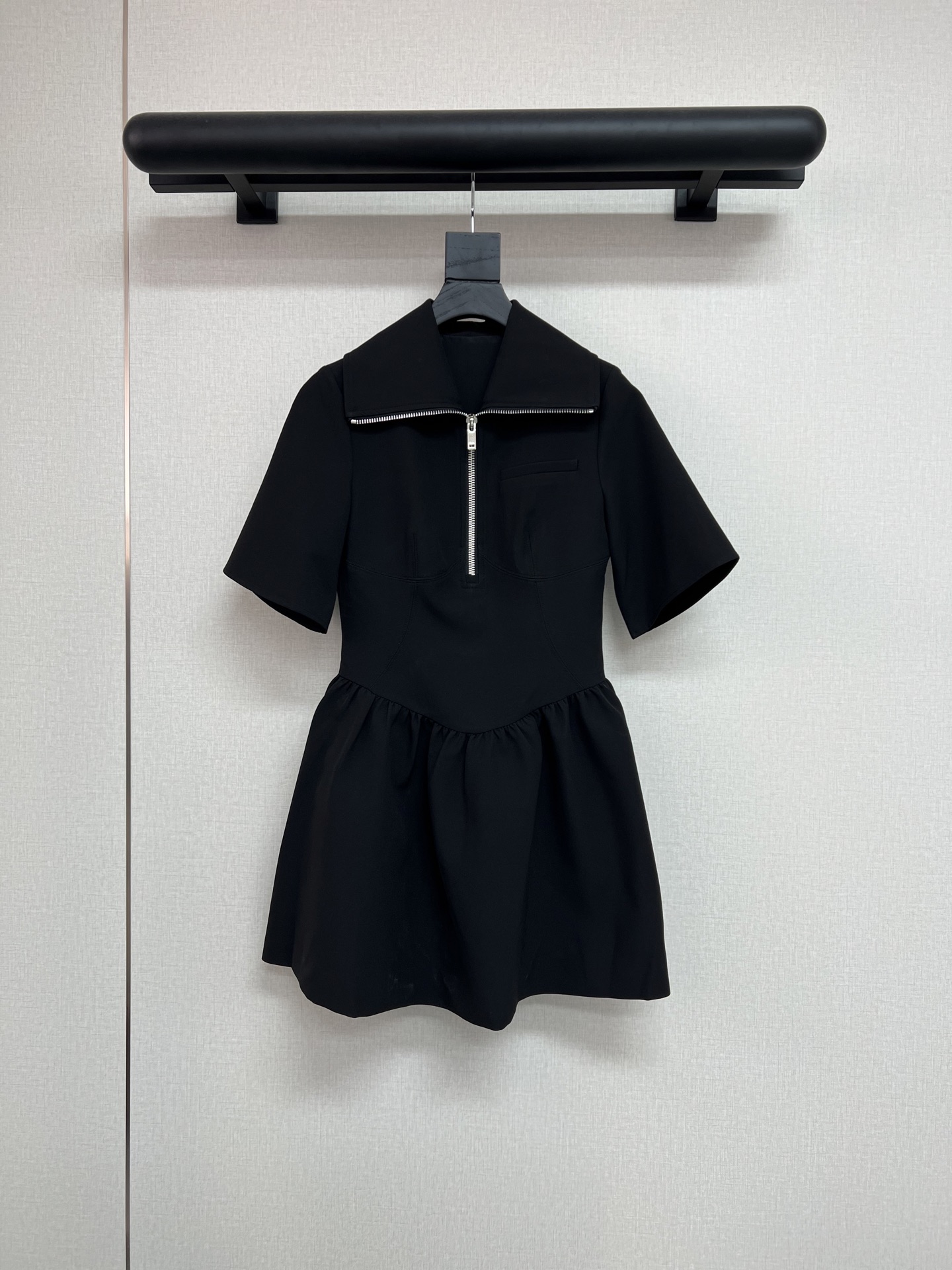 NO:457874,High-quality gan*i2025 early autumn series, small black skirt with a little design sense, customized zipper of thick gears, large lapel design pants with modern style, overall three-dimensional tailoring is very fashionable, three-dimensional skirt hem, really good-looking SML, skirts, alexander wang19860909高品质gan*i2025早秋系列 有点设计感的小黑裙 粗齿轮定制拉链 大翻领设计裤裤的现代风 整体立体剪裁非常时髦 立体裙摆 真好看 SML,,skirts,alexander wang,Women's clothing