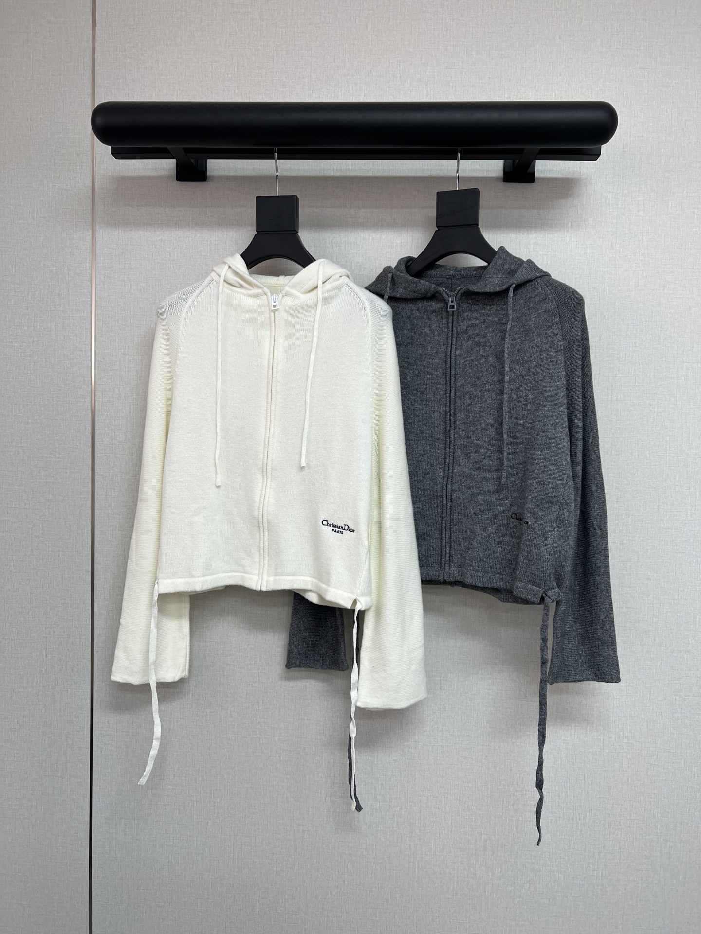 NO:459252,High-quality D Home 2025 Early Autumn Series The simpler the more advanced the casual hooded knitted sweater cardigan Positioned embroidered letters Loose style and drawstring design Soft and glutinous and beautiful, easy to wear SML, Dior, sweaters, hats, alexander wang19860909高品质D家2025早秋系列 越简洁越高级 休闲的连帽针织毛衣开衫 定位刺绣字母 宽松版型 还有抽绳设计 软软糯糯的很好看 又好穿 SML,,dior,sweaters,hats,alexander wang,Women's clothing