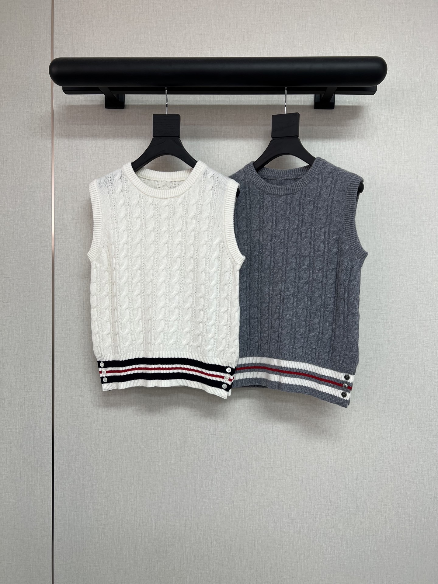 NO:459281,High-quality TB 2025 Early Autumn Series Classic Mohair Knitted Vest The simpler the more advanced it is. It looks good when paired with pants and skirts. It looks good when you wear it alone or with a shirt inside. Classic white/grey 2 colors SML, skirts, alexander wang19860909高品质TB 2025早秋系列 经典马海毛针织背心 越简单越高级 随便搭配裤子裙子都好看 毛绒感很好 单穿或者里面配衬衣都好看 经典白/灰2色 SML,,skirts,alexander wang,Women's clothing