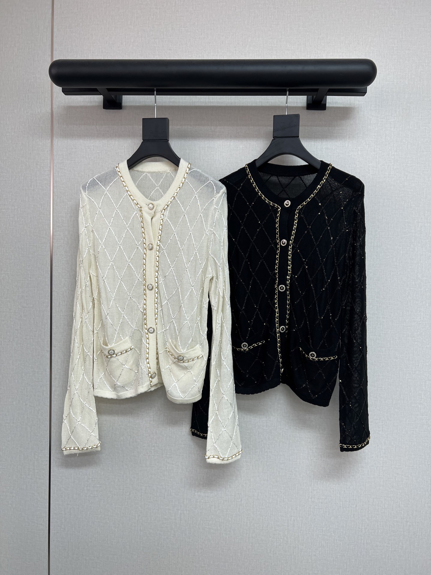 NO:460780,High-quality small fragrance style 2025 series Super beautiful bead chain series It looks so high-end. It uses a light and comfortable linen blend. It will not be hot at all in summer. High-end milky white and black SML, alexander wang19860909高品质小香风2025系列 超美的珠片链条系列 看着就高级感满满 采用轻薄舒适的亚麻丝混纺 夏天也完全不会热呢 高级的奶白色和黑色SML,,alexander wang,Women's clothing