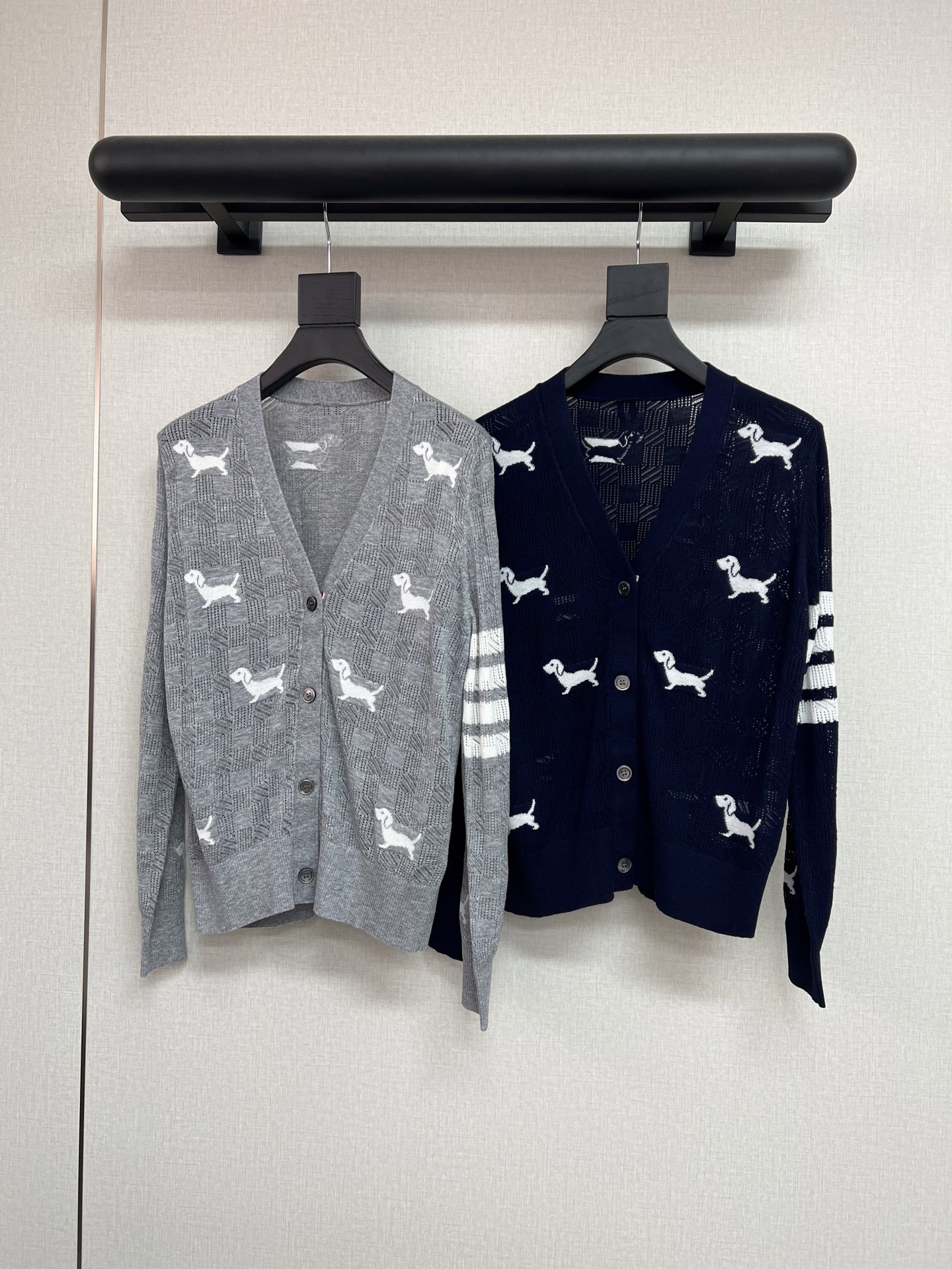 NO:460787,High-quality tb puppy early autumn series, light knitted style, early autumn outfit, plaid craft, paired with puppy pattern, classic and versatile V-neck cardigan design~ A top that is not picky and beautiful, close your eyes and enter SML, alexander wang19860909高品质tb小狗早秋系列 轻薄的针织款式 早秋穿搭妥妥滴 按格纹工艺 搭配小狗图案 经典百搭的V领开衫设计～ 完全不挑人又好看的上衣 闭眼入SML,,alexander wang,Women's clothing