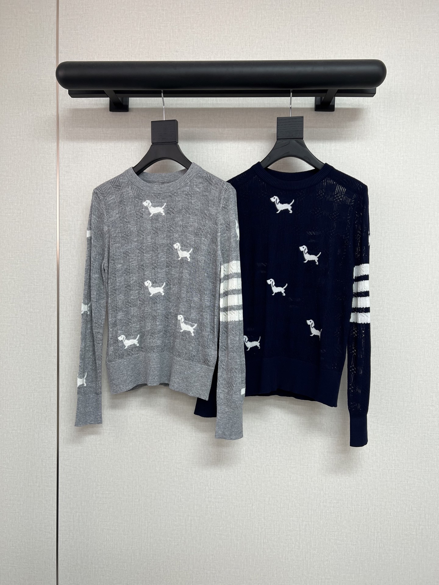 NO:460807,High-quality TB early autumn series light knitted top classic bar design with puppy pattern, a basic style that is not picky about people, full of slack feeling on the upper body, two colors SML, alexander wang19860909高品质TB早秋系列轻薄的针织上衣经典杠条设计搭配小狗图案 不挑人的基础款 上身松弛感满满两色SML,,alexander wang,Women's clothing