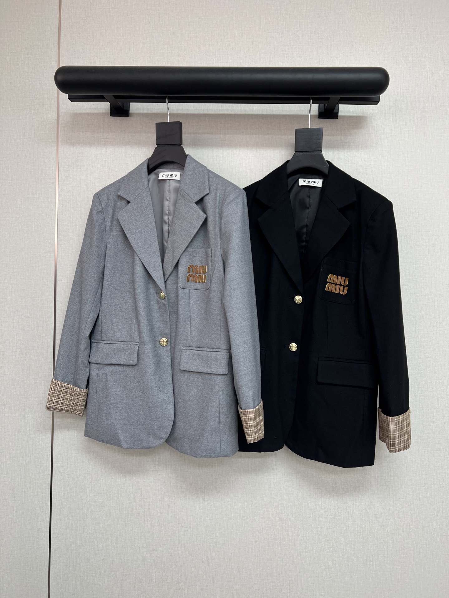 NO:460789,High-quality MiuMiu 2025 autumn and winter lapel suit, front chest pocket letter embroidery decoration, customized metal buckle, three-dimensional cut, sub-stitching, brown plaid design, casual and a little playful, the upper body is super good-looking, two-color SML,,miumiu, business suit, alexander wang19860909高品质MiuMiu 2025秋冬翻领西装 前胸口袋字母刺绣装饰 定制金属扣 立体裁剪 子拼接棕色格子设计 休闲又带点小俏皮 上身超好看两色SML,,miumiu,business suit,alexander wang,Women's clothing