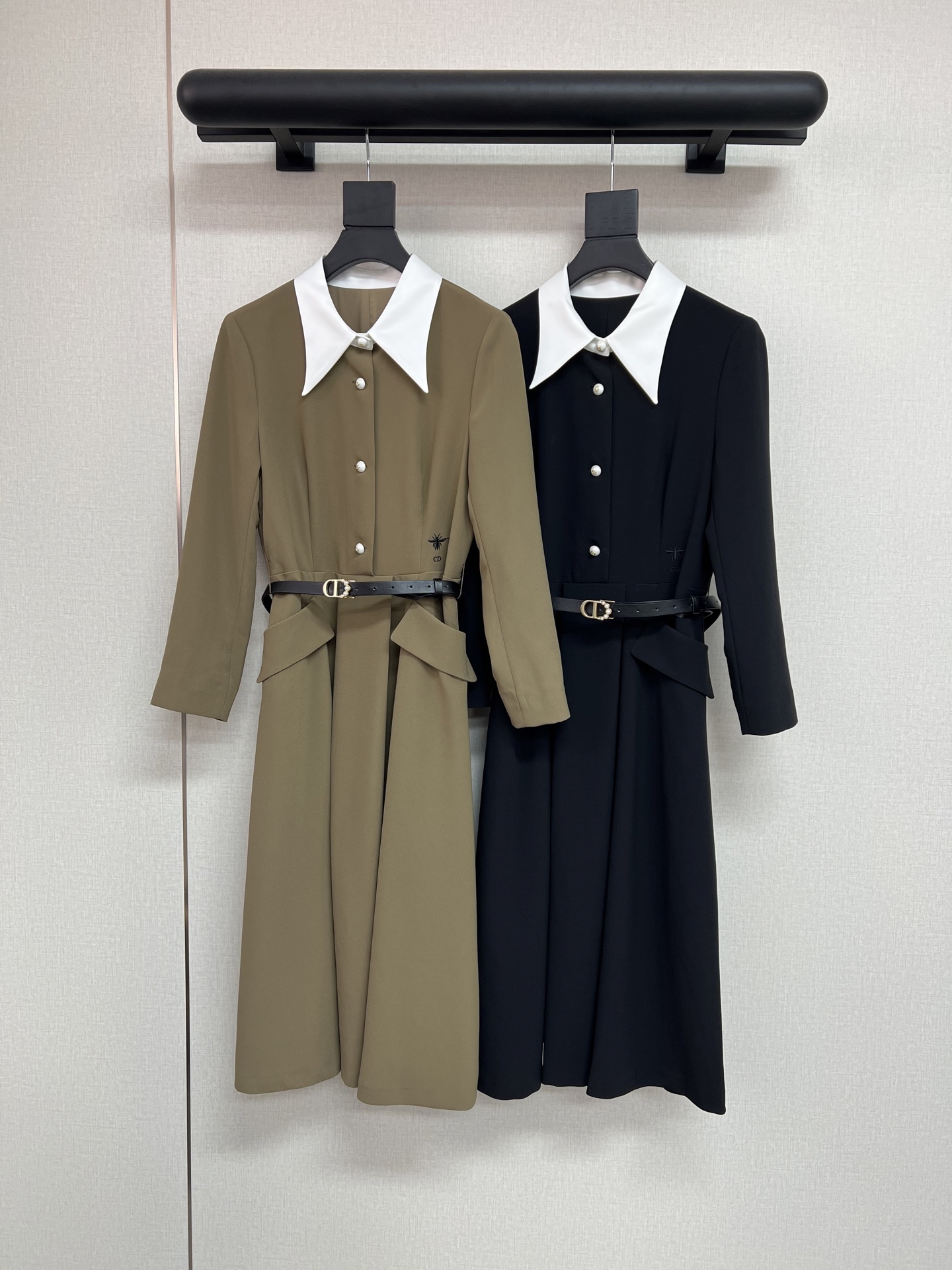 NO:463250,High-quality Dio* autumn and winter new long-sleeved waist-slimming dress/waist embroidered bee logo/matched with high-end custom belt/two-color SML,,dior, skirts,alexander wang19860909高品质Dio*秋冬新款长袖收腰显瘦连衣裙/腰间刺绣小蜜蜂Logo/搭配高级定制腰带/两色SML,,dior,skirts,alexander wang,Women's clothing