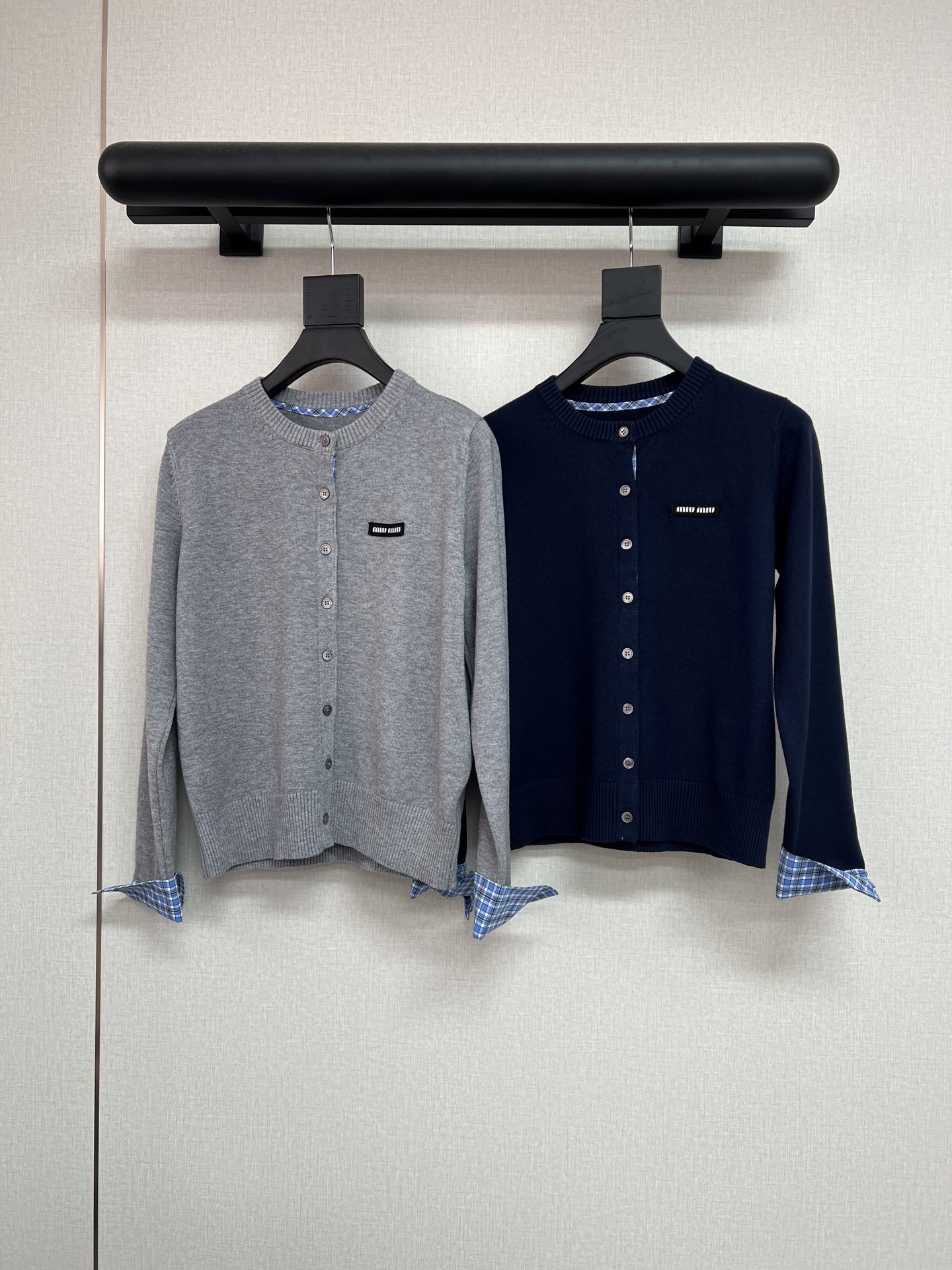 NO:463291,High-quality miu2025 autumn and winter series, the college style still needs to look at miu. The design and layering effect of splicing blue plaids Simple knitted cardigan style is not picky at all. Classic blue and gray 2 colors really age-reducing and beautiful~Two colors SML, miumiu, alexander wang19860909高品质miu2025秋冬系列 学院风还得是看miu呀 拼接蓝色格子的设计叠穿效果 简约的针织开衫版型 完全不挑身材 经典蓝灰2色 真的减龄又美丽～两色SML,,miumiu,alexander wang,Women's clothing