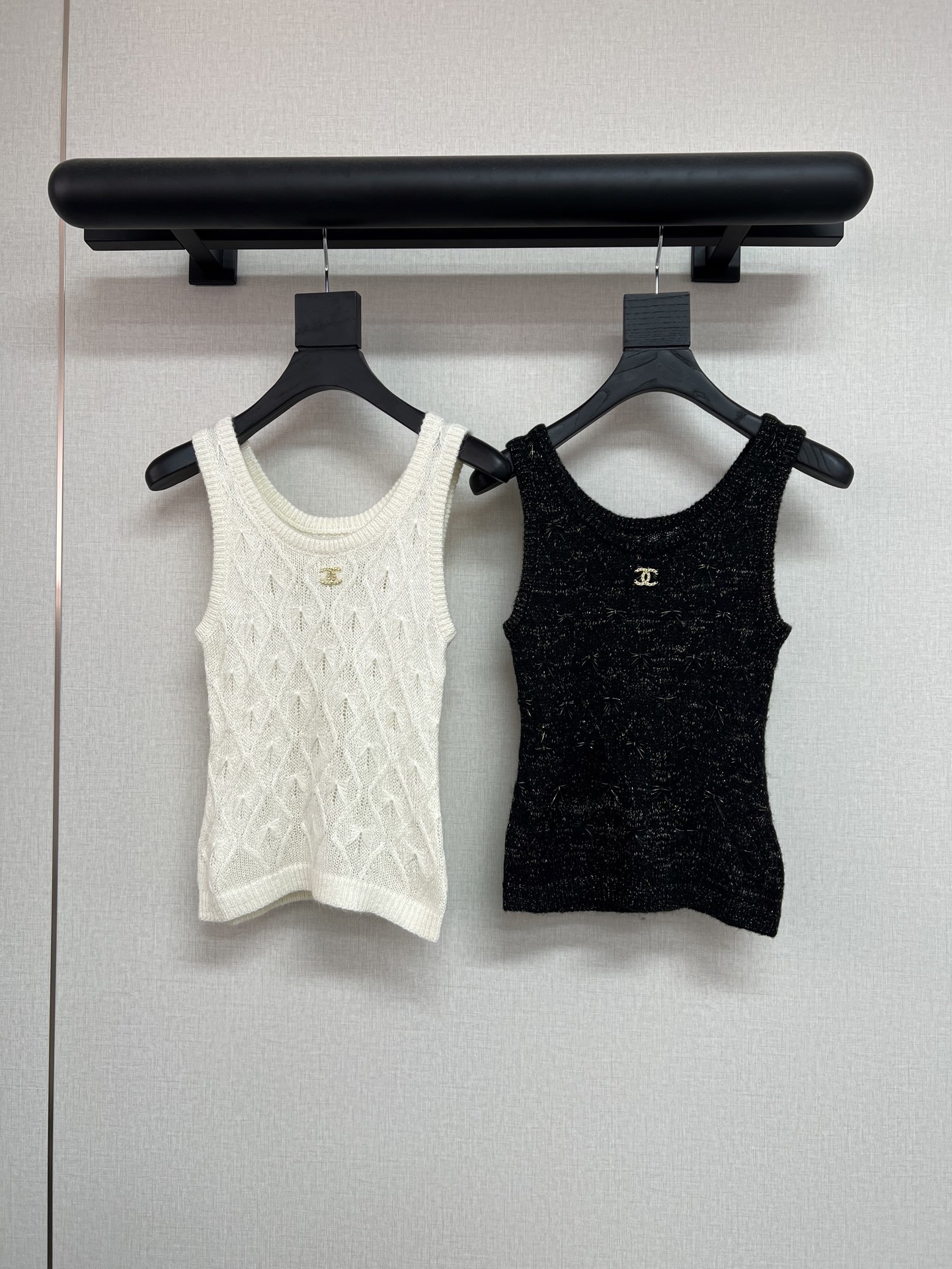 NO:463266,High-quality Little Flavor 2025 Early Autumn Series Super beautiful gold thread bright silk vest Soft and glutinous knitted fabric Three-dimensional water ripples pattern Classic black/white series Super beautiful and high-end SML, alexander wang19860909高品质小香风2025早秋系列 超美的金线亮丝背心 软软糯糯的针织面料 立体水波纹图案 经典黑/白色系 超级好看又高级 SML,,alexander wang,Women's clothing