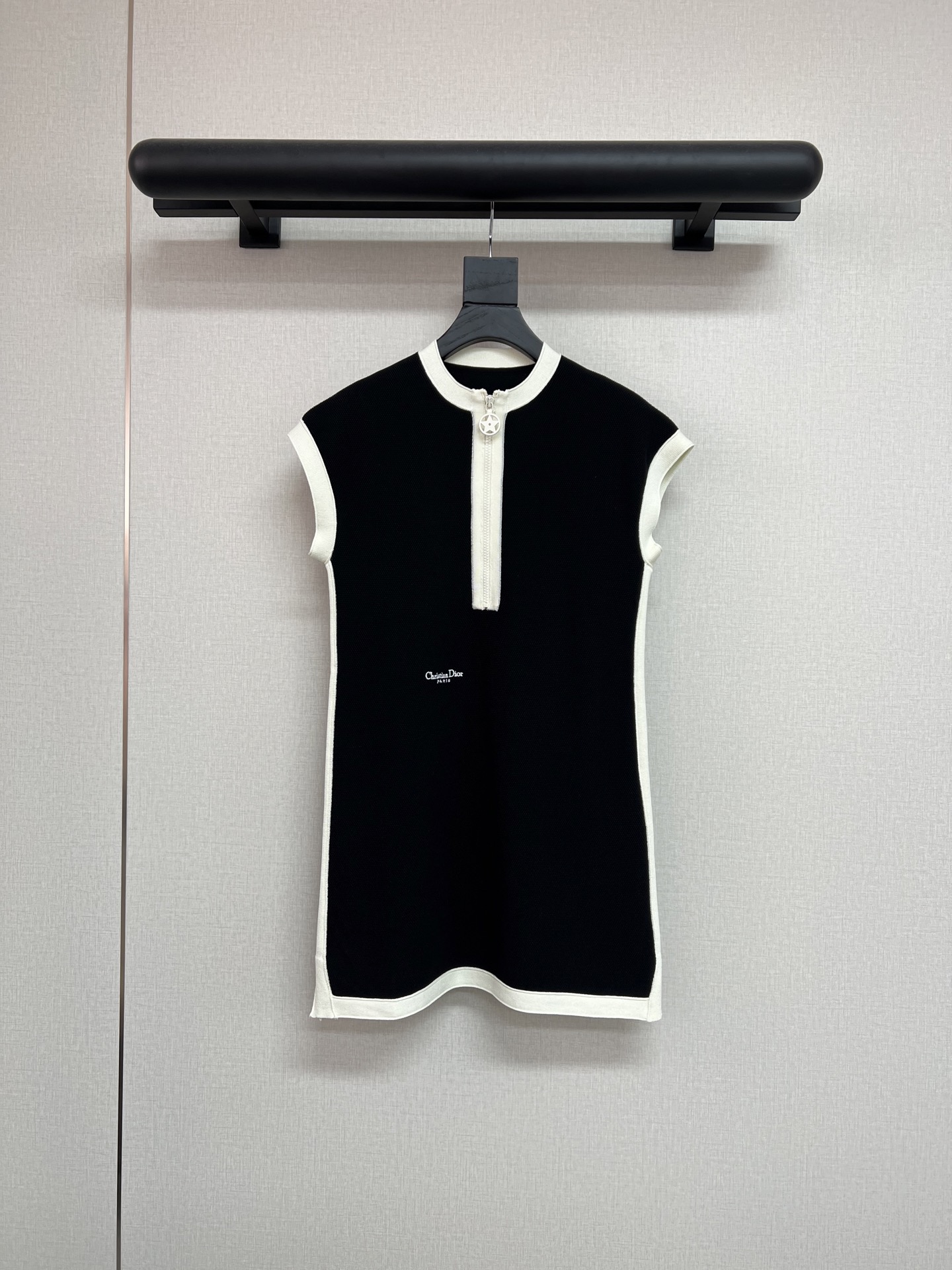 NO:463300,High-quality D home 2025 early autumn series Very classic technology knitted series Black and white contrasting color matching Retro and fashionable Straight-tube slightly waist-hugging style Perfectly inclusive figures Baby who pursues quality remember to enter~SMl, dior, alexander wang19860909高品质D家 2025早秋系列 很经典的科技针织系列 黑白撞色搭配 复古又时髦 直筒微收腰款式 完美包容身材 追求品质的宝子记得入哦～SMl,,dior,alexander wang,Women's clothing