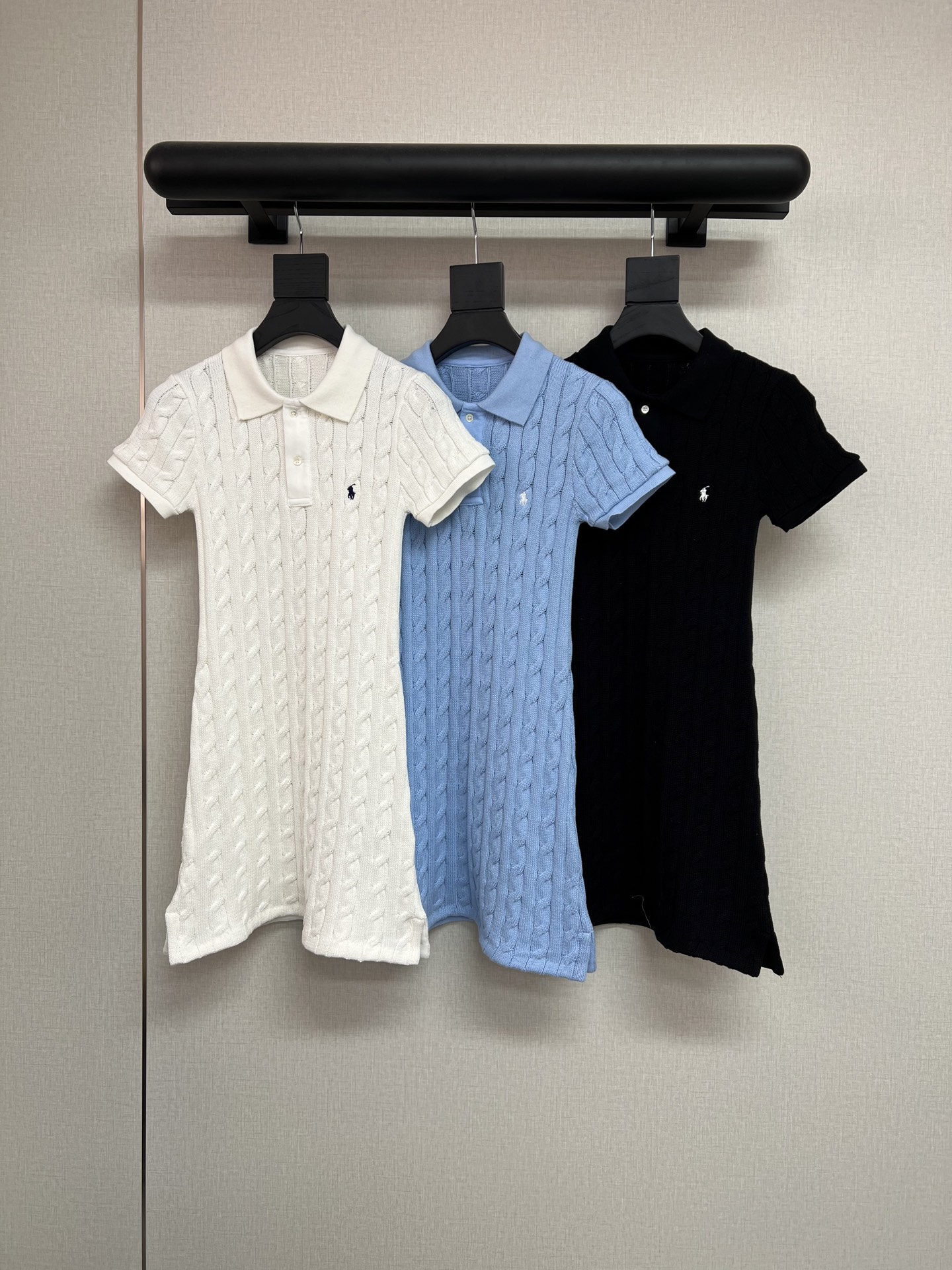 NO:466508,High-quality Raf*2025 early autumn series Super beautiful polo lapel knitted dress with high-quality pure cotton yarn fabric very soft and skin-friendly, spliced ​​with thread embellishment of the same color, effortless outfit~ Classic black/white/blue 3 colors SML, skirts, alexander wang19860909高品质拉夫*2025早秋系列 超好看的polo翻领针织连衣裙 采用高品质纯棉纱线面料 非常软糯亲肤 拼接同色螺纹点缀 毫不费力的出街穿搭～ 经典黑/白/蓝3色 SML,,skirts,alexander wang,Women's clothing