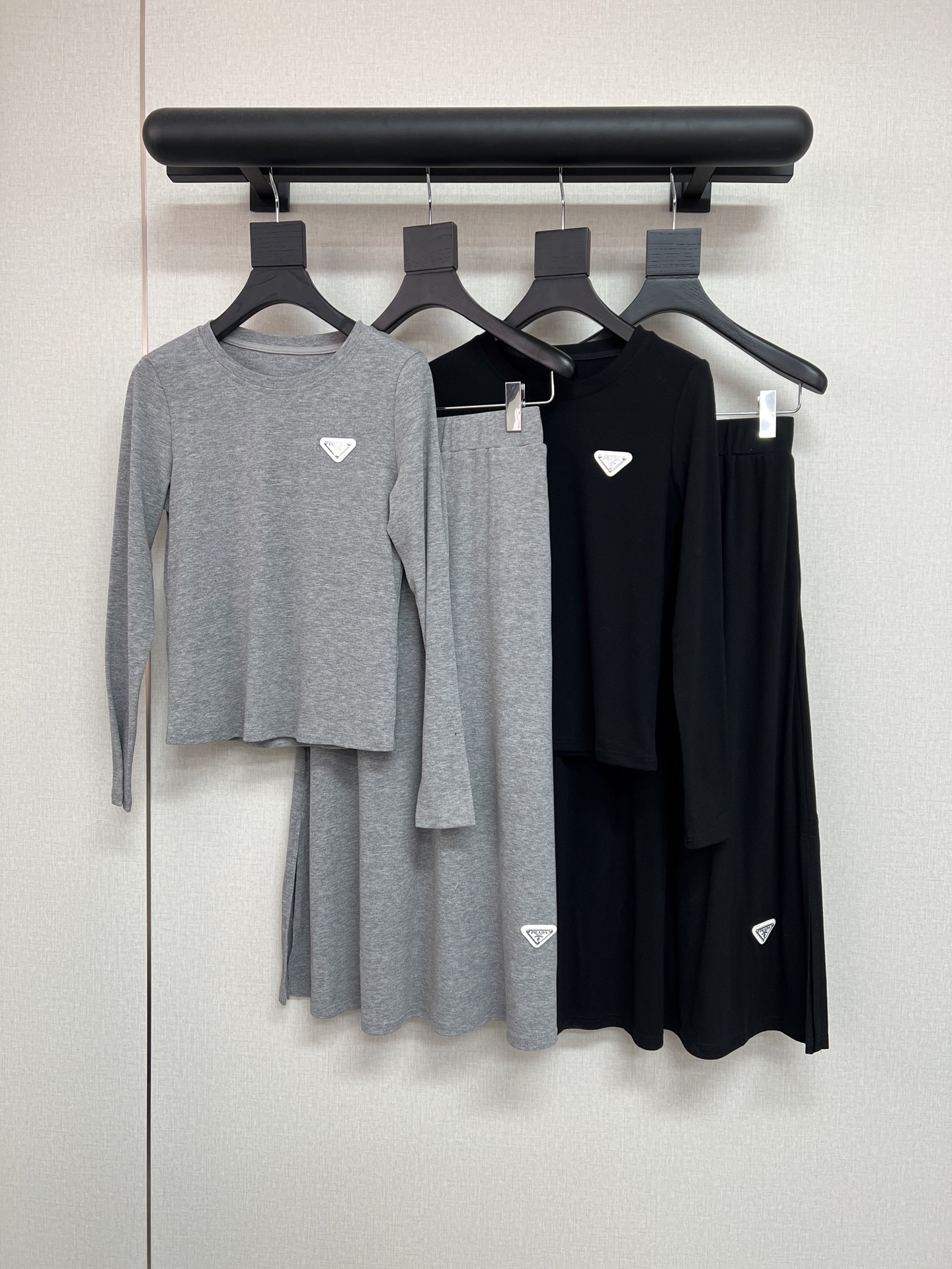 NO:466493,High-quality Prada*2025 early autumn new suit round neck long sleeve top long skirt chest/skirt classic triangle decoration whole body clean thread fabric with elastic style to make it look slim but not close to the skirt side slit design is completely unscrupulous. A suit two-color SMl, prada, skirts, alexander wang19860909高品质Prada*2025早秋新款套装圆领长袖上衣长款半裙胸前/裙摆经典三角标装饰通体净色螺纹面料带有弹力版型显瘦但不贴身半裙侧边开衩设计完全不挑人的一款套装两色SMl,,prada,skirts,alexander wang,Women's clothing