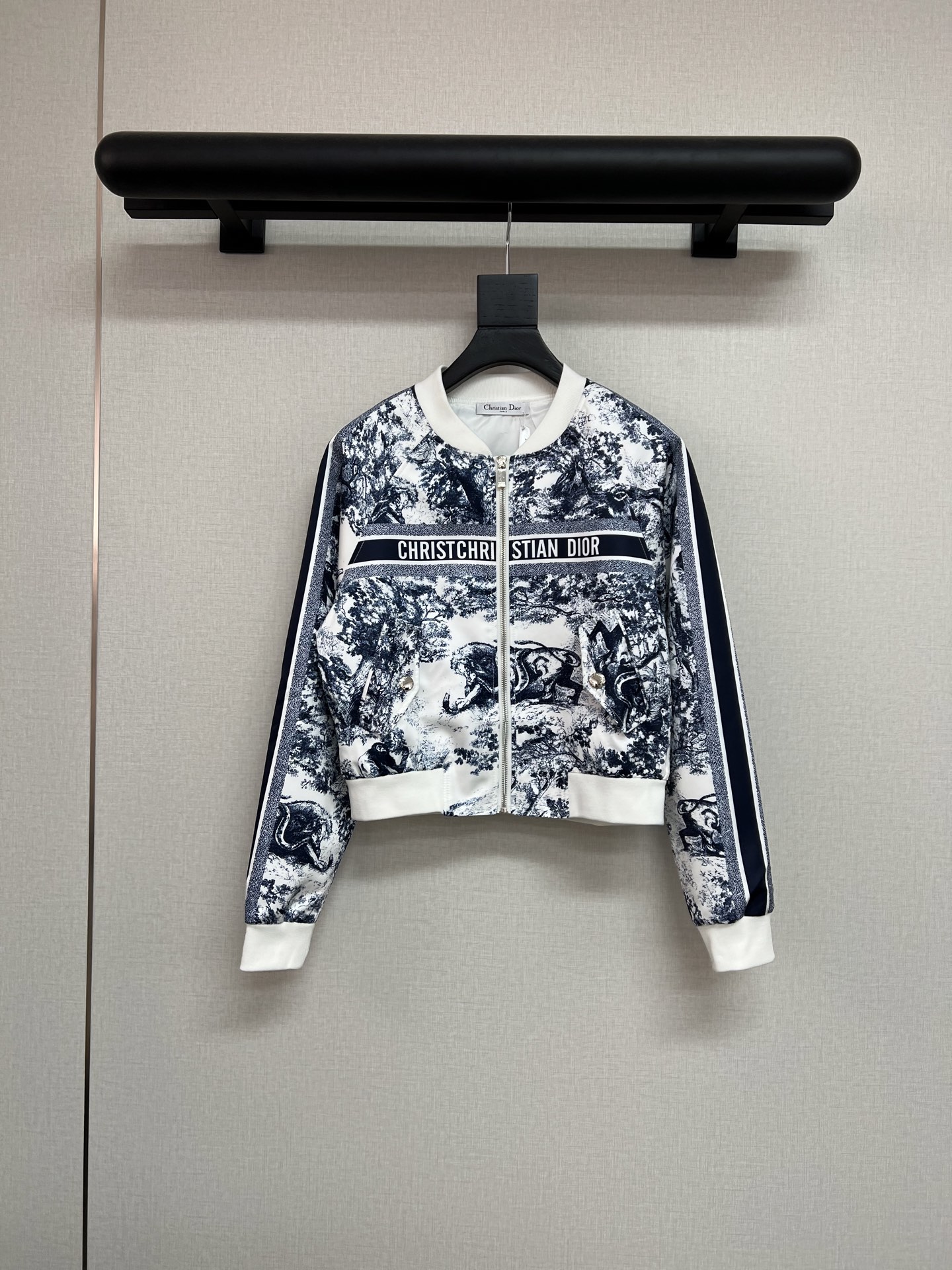 NO:466566,High-quality Dio*2025 autumn and winter new baseball uniform jacket/jungle animal blue tone style/double pocket design/single products SML,,dior,jackets & coats,alexander wang19860909高品质Dio*2025秋冬新款棒球服小外套/丛林动物蓝色调风格/双口袋设计/单品SML,,dior,jackets & coats,alexander wang,Women's clothing