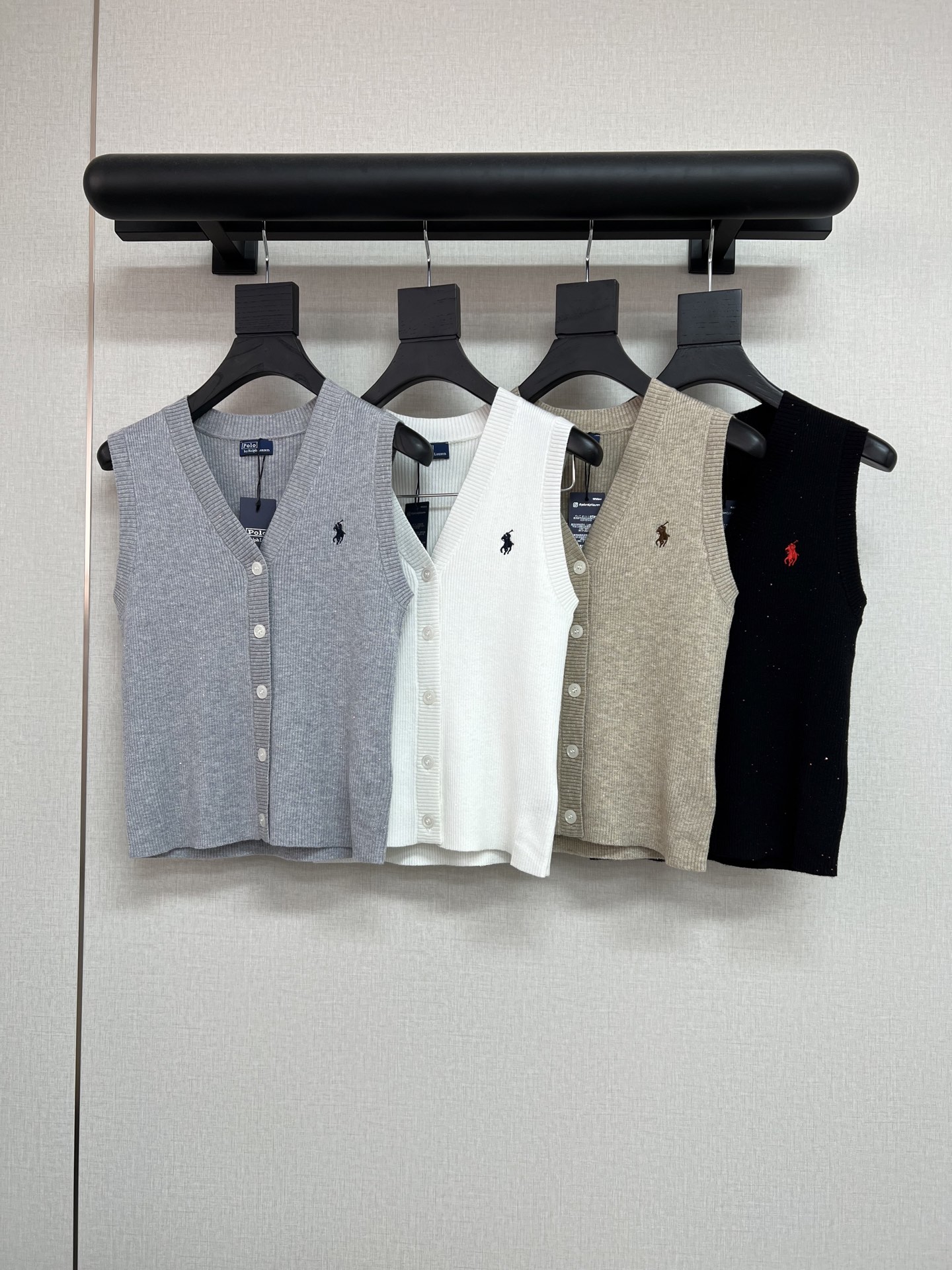 NO:466537,High-quality Raf*2025 early autumn series has developed two styles of vest and cardigan. The overall color is based on solid color tone and matched with sequin blend. The picture is not obvious. The real thing is very beautiful. Very exquisite~ The light knitted fabric is easy to wear. High-end 4 colors SML, alexander wang19860909高品质拉夫*2025早秋系列 开发了背心和开衫两个款式 整体采用纯色基调 搭配了亮片混纺 图片不太明显 实物漂亮极了 非常精美～ 轻薄的针织面料很好穿呢 高级4色入 SML,,alexander wang,Women's clothing