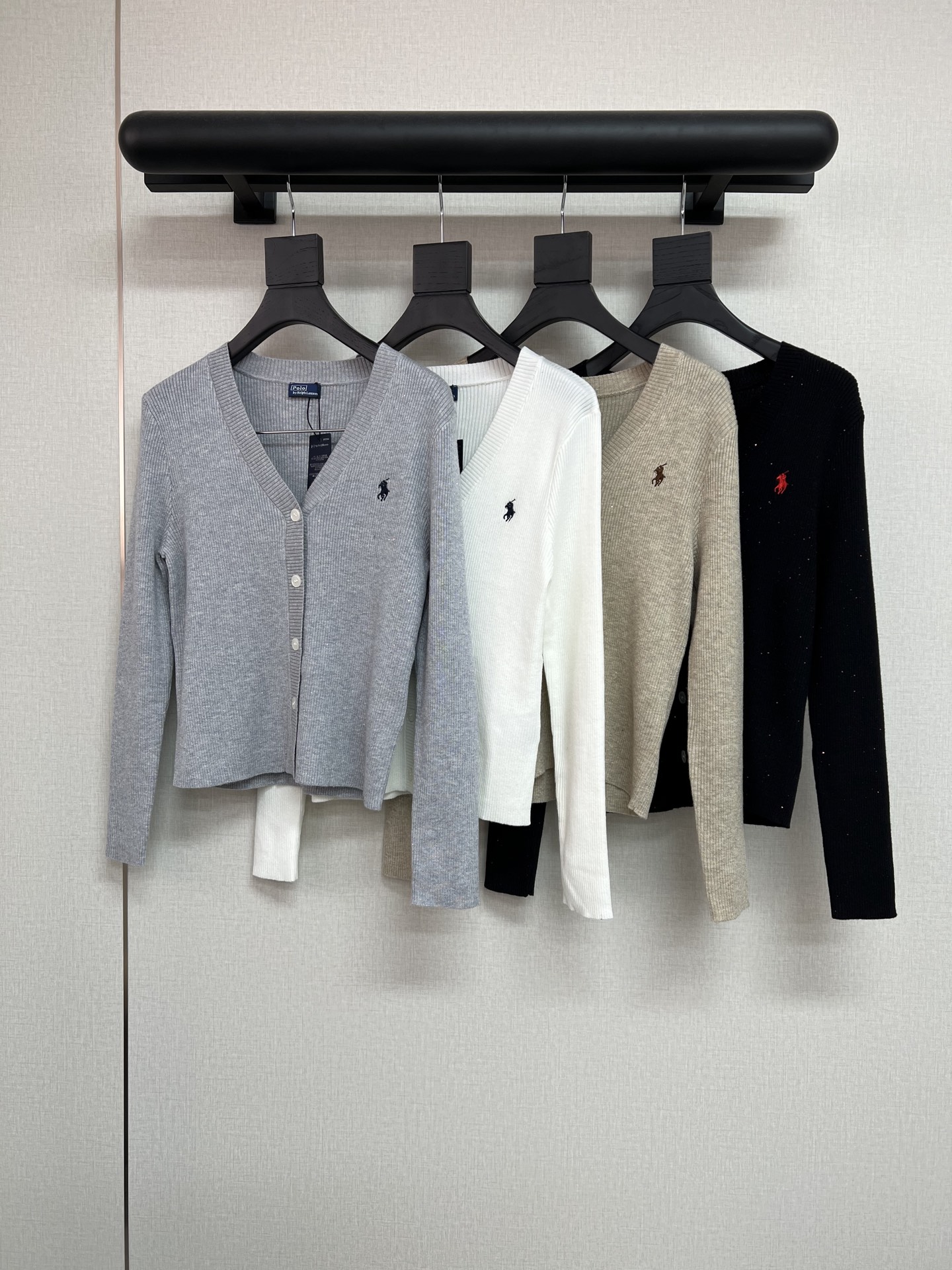 NO:466525,High-quality Raf*2025 early autumn series has developed two styles of vest and cardigan. The overall color is based on solid color tone and matched with sequin blend. The picture is not obvious. The real thing is very beautiful. Very exquisite~ The light knitted fabric is easy to wear. High-end 4 colors SML, alexander wang19860909高品质拉夫*2025早秋系列 开发了背心和开衫两个款式 整体采用纯色基调 搭配了亮片混纺 图片不太明显 实物漂亮极了 非常精美～ 轻薄的针织面料很好穿呢 高级4色入 SML,,alexander wang,Women's clothing