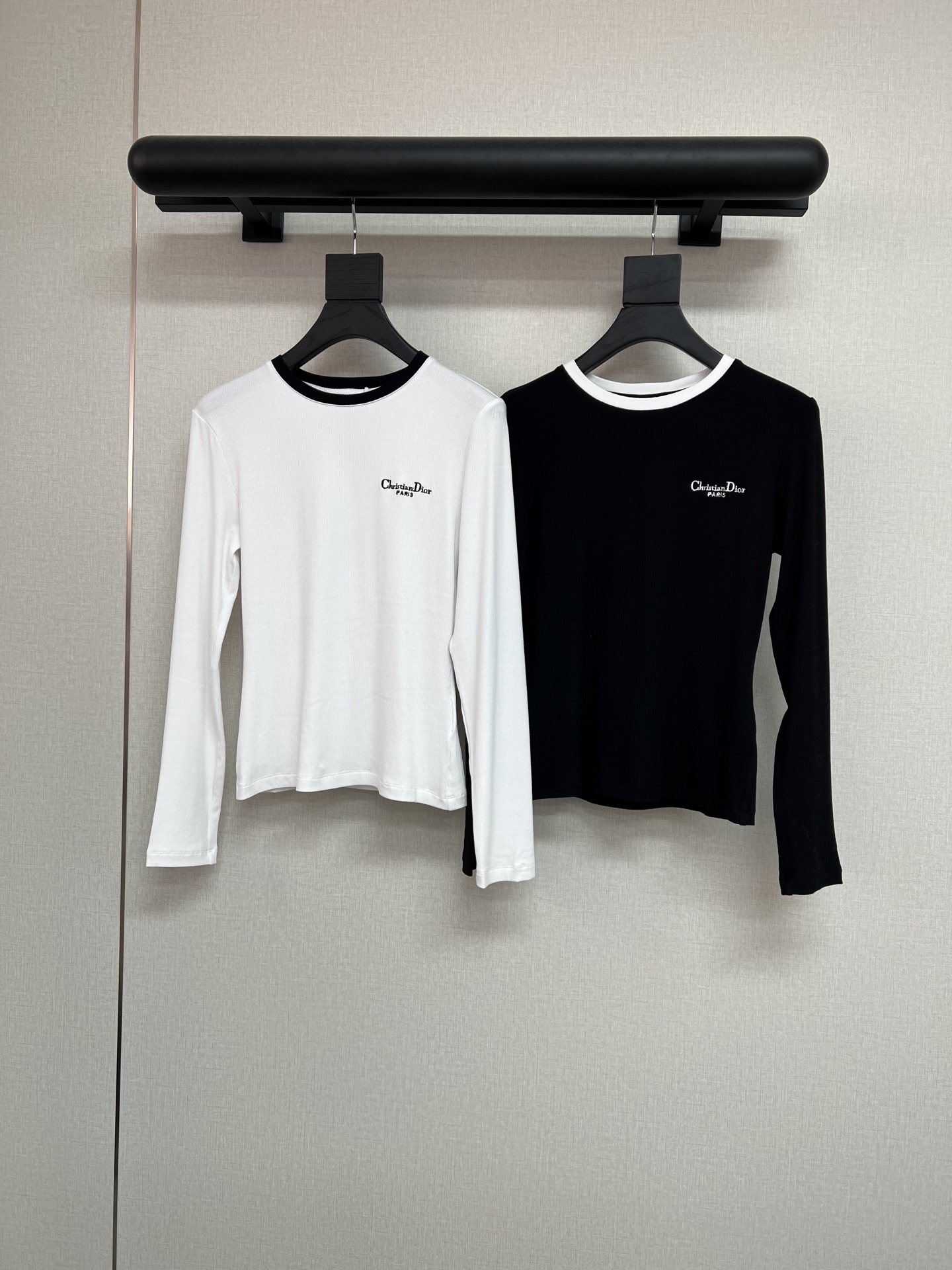 NO:469607,Dior early autumn series light and contrasting long-sleeved base shirt. It looks good even if you wear it alone, and it is not picky about the basic style black and white. SML, dior, alexander wang19860909Dior早秋系列轻薄撞色长袖打底衫 单穿打底都好看,不挑人的基础款黑白两色 SML,,dior,alexander wang,Women's clothing