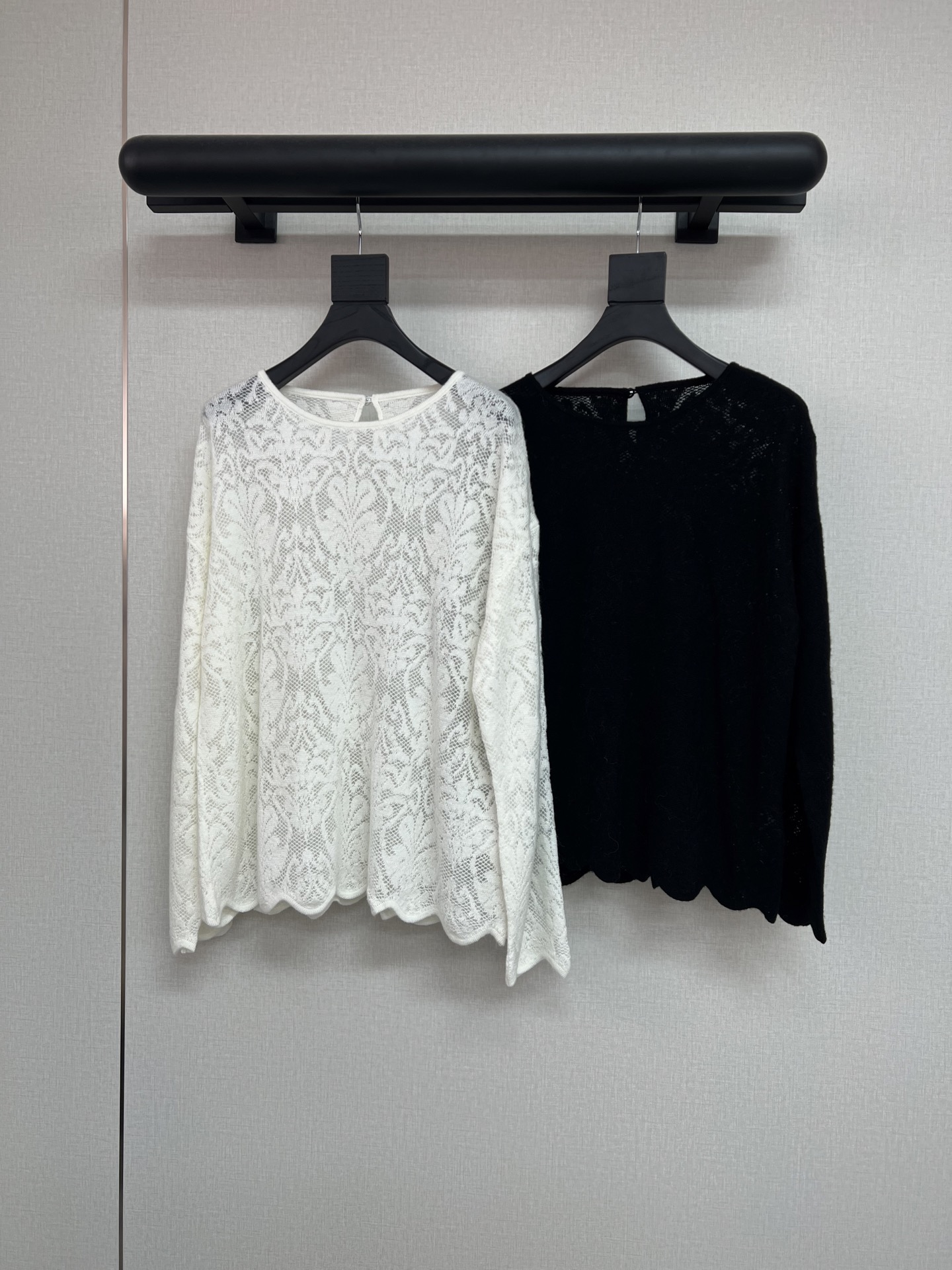 NO:469611,High-quality 2025 autumn new product [Cashmere lace texture jacquard and gentle temperament top] Choose a single strand 120 ultra-fine genus yarn bottom + ultra-fine cashmere. It is 4 times the labor cost of ordinary single-sided practice (one size), alexander wang19860909高品质2025秋季新品【羊绒蕾丝肌理感提花温婉气质上衣】 选用单股120支超细欧根纱底面+超细羊绒 是普通单面做法的4倍工费昂贵（均码）,,alexander wang,Women's clothing