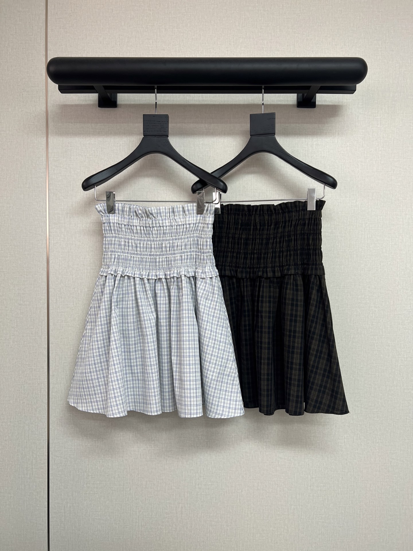 NO:469584,High-quality Cay*la 2025 early autumn series Designer style checked series Retro plaid hooded jacket two skirts Blue and white plaid plaid two brown plaid pure cotton fabric thin and comfortable Early autumn exterior really looks good items SM, skirts, jackets & coats,hats,alexander wang19860909高品质Cay*la 2025早秋系列 设计师款格纹系列 复古格纹连帽外套两穿半裙 蓝白格纹 咖色格纹两种 纯棉面料 轻薄舒适 早秋外搭真的好看单品 SM,,skirts,jackets & coats,hats,alexander wang,Women's clothing