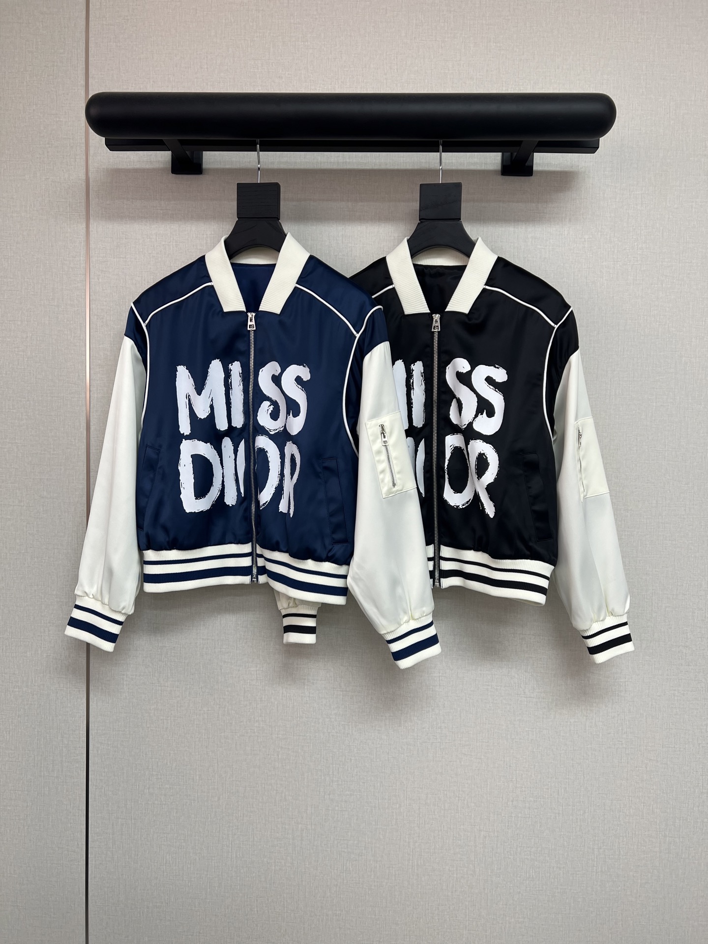 NO:469601,High-quality Dio* 2025 autumn and winter new baseball uniform jacket/split ribbed design/Miss Dior logo makes the bigger brand/sleeved small pocket design/two-color SML,,dior, jackets & coats,alexander wang19860909高品质Dio*2025年秋冬新款棒球服外套/拼接罗纹设计/Miss Dior Logo更显大牌范儿/袖子上小口袋设计/两色SML,,dior,jackets & coats,alexander wang,Women's clothing