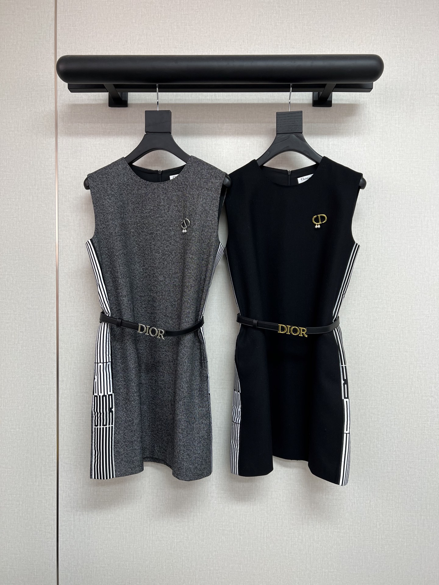 NO:472154,High-quality Dio*/25SS new autumn and winter sleeveless skirt/high-end fabric/matched with CD letter brooch/classic letter belt/high-quality/two-color three-code SML,,dior, skirts,brooch, breastpin,alexander wang19860909高品质Dio*/25SS新款秋冬无袖裙/高级面料/搭配CD字母胸针/经典字母腰带/高品质/两色三码SML,,dior,skirts,brooch，breastpin,alexander wang,Women's clothing
