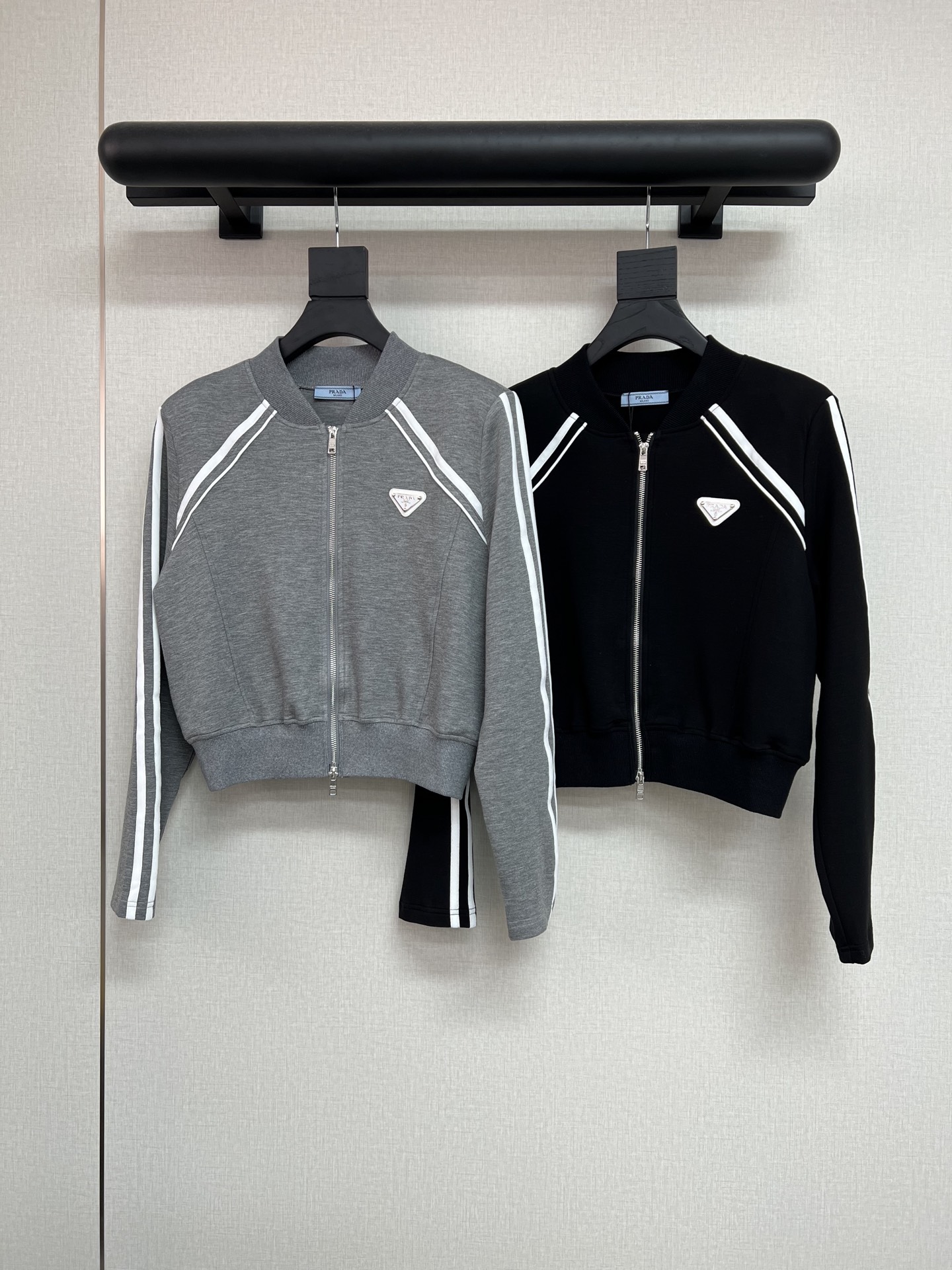 NO:472180,High-quality Prad* 25 autumn and winter new jacket/split white stripes/double zipper design matching/match triangle logo/gray black SML, prada, jackets & coats, alexander wang19860909高品质Prad*25年秋冬新款小外套/拼接白色条纹/双拉链设计搭配/搭配三角牌Logo/灰色黑色SML,,prada,jackets & coats,alexander wang,Women's clothing