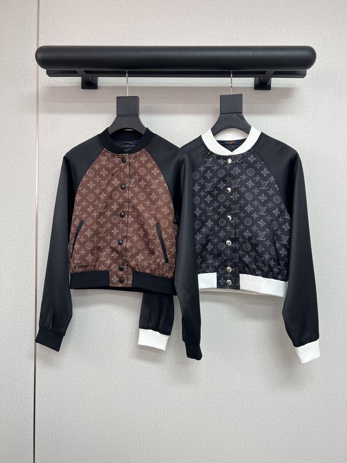 NO:473380,High-quality LV autumn and winter new high-end small jacket/printed pattern logo makes the brand look more famous/high-end custom buttons/two-color SML, louis vuitton, jackets & coats, alexander wang19860909高品质LV秋冬新款新款高定小外套/印花图案logo更显大牌范儿/高级定制纽扣/两色SML,,louis vuitton,jackets & coats,alexander wang,Women's clothing
