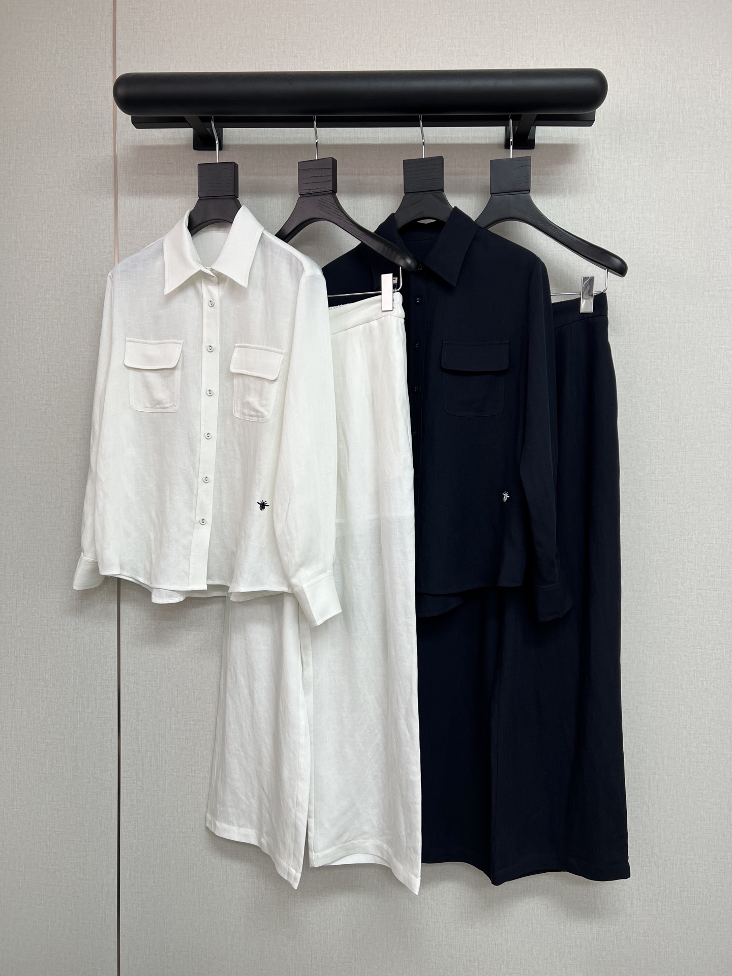 NO:473358,High-quality Dio*2025 autumn new suit lapel long sleeve shirt wide-leg trousers waist bee embroidery embellishment embellishment trousers rear half elastic waist design custom fabric buttons overall consistency Khmer linen texture skin-friendly and breathable version loose inclusive strong white navy blue two-color SML, dior, alexander wang19860909高品质Dio*2025秋季新款套装翻领长袖衬衣阔腿长裤腰部小蜜蜂刺绣装饰点缀长裤后半部分松紧腰设计定制本布钮扣整体一致性高棉麻质地面料亲肤透气版型宽松包容性强白色藏蓝两色SML,,dior,alexander wang,Women's clothing