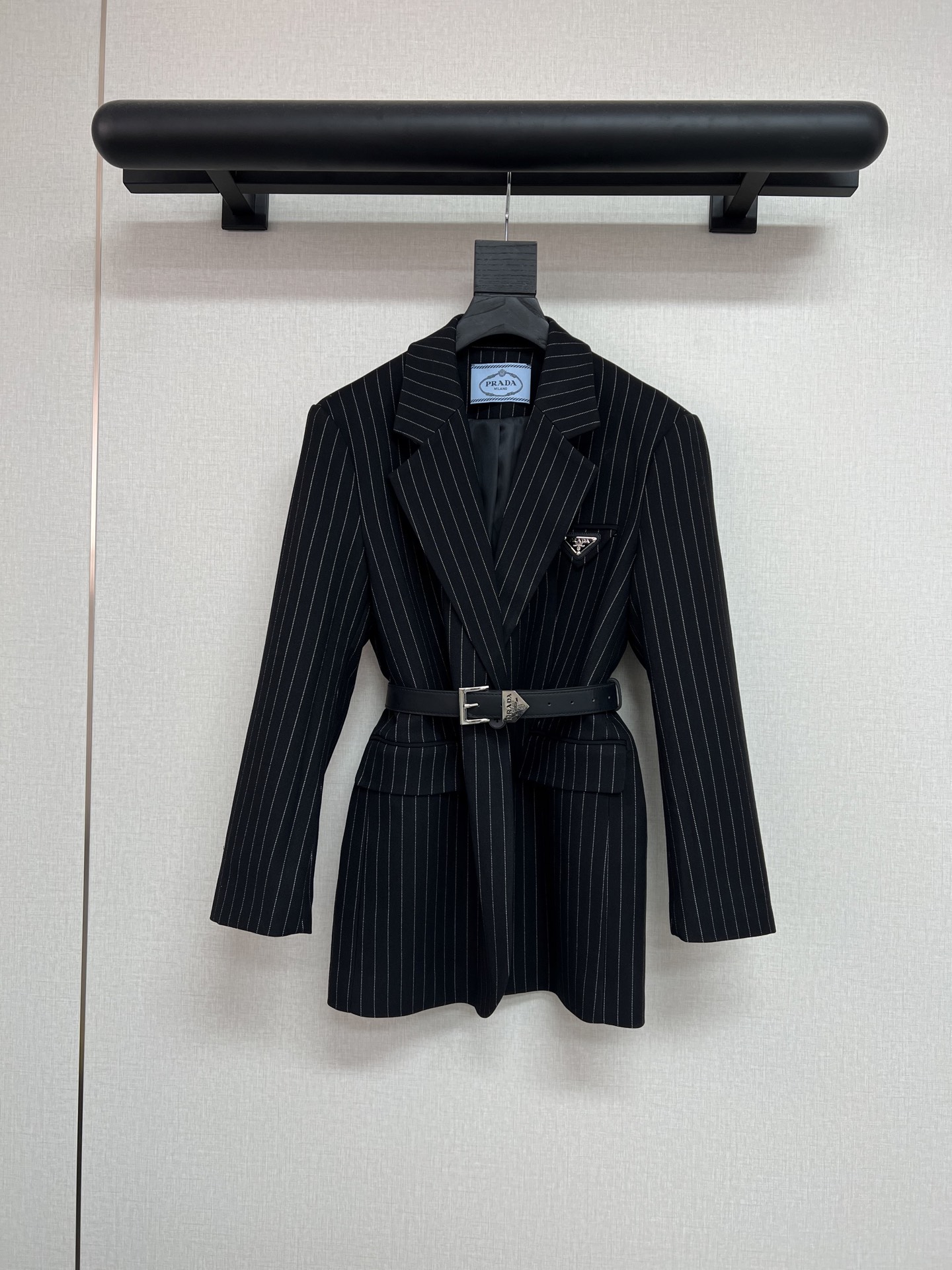 NO:475685,High-quality Prad*/25SS new suit/striped custom fabric/pocket triangle decoration/fine workmanship/high-quality/monochrome three-code SML,,prada, business suit,alexander wang19860909高品质Prad*/25SS新款西装/条纹定制面料/口袋三角标装饰/做工精细/高品质/单色三码SML,,prada,business suit,alexander wang,Women's clothing