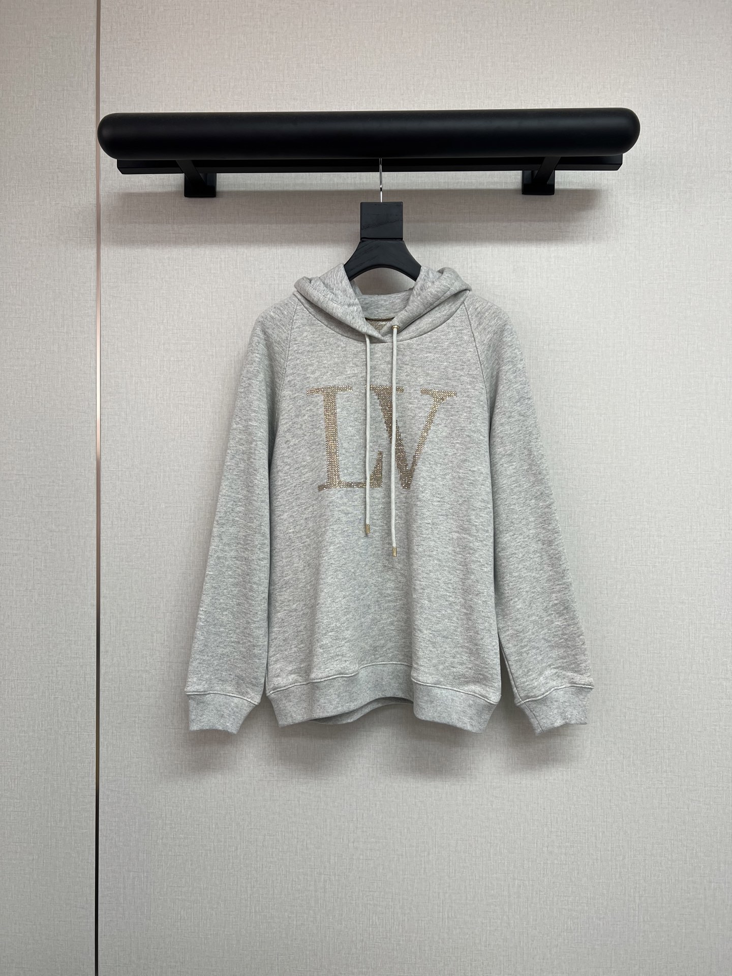 NO:477447,High-quality L*V donkey brand 2025 autumn and winter series I have to say that this sweatshirt is really good-looking. This fabric is also customized by the Yuan version. It uses a 380g double-strand sweatshirt fabric~ It instantly kills the ordinary fabric on the market. It can be seen that high-end. The embellishment of the hot diamond letters in rose gold. It is shiny and exquisite. The hooded casual and loose style is not picky about the figure. High-end gray. SML,,louis vuitton,hoodie,sweatshirts,hats,alexander wang.19860909高品质L*V驴牌 2025秋冬系列 不得不说这款卫衣是真好看啊 这个面料也是元版开发定制的 采用380克重的双股色卫衣面料～ 秒杀市面的那种普通面料 看得见的高端 玫瑰金的烫钻字母点缀 亮闪闪精致贵感 连帽休闲宽松版型 完全不挑身材 高级灰色 SML,,louis vuitton,hoodie,sweatshirts,hats,alexander wang,Women's clothing