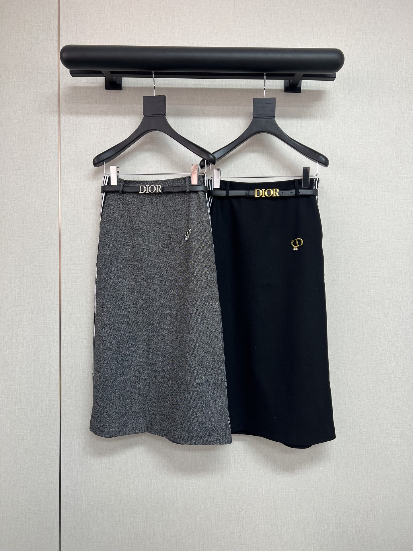 NO:477407,High-quality Dio */25SS new autumn and winter skirt/wool high-end fabric/CD letter decoration/classic belt/left and left webbing splicing/high quality/two-color three-code SML,,dior, skirts,alexander wang19860909高品质Dio */25SS新款秋冬半裙/羊毛高级面料/CD字母装饰/经典皮带/左右织带拼接/高质量/两色三码SML,,dior,skirts,alexander wang,Women's clothing