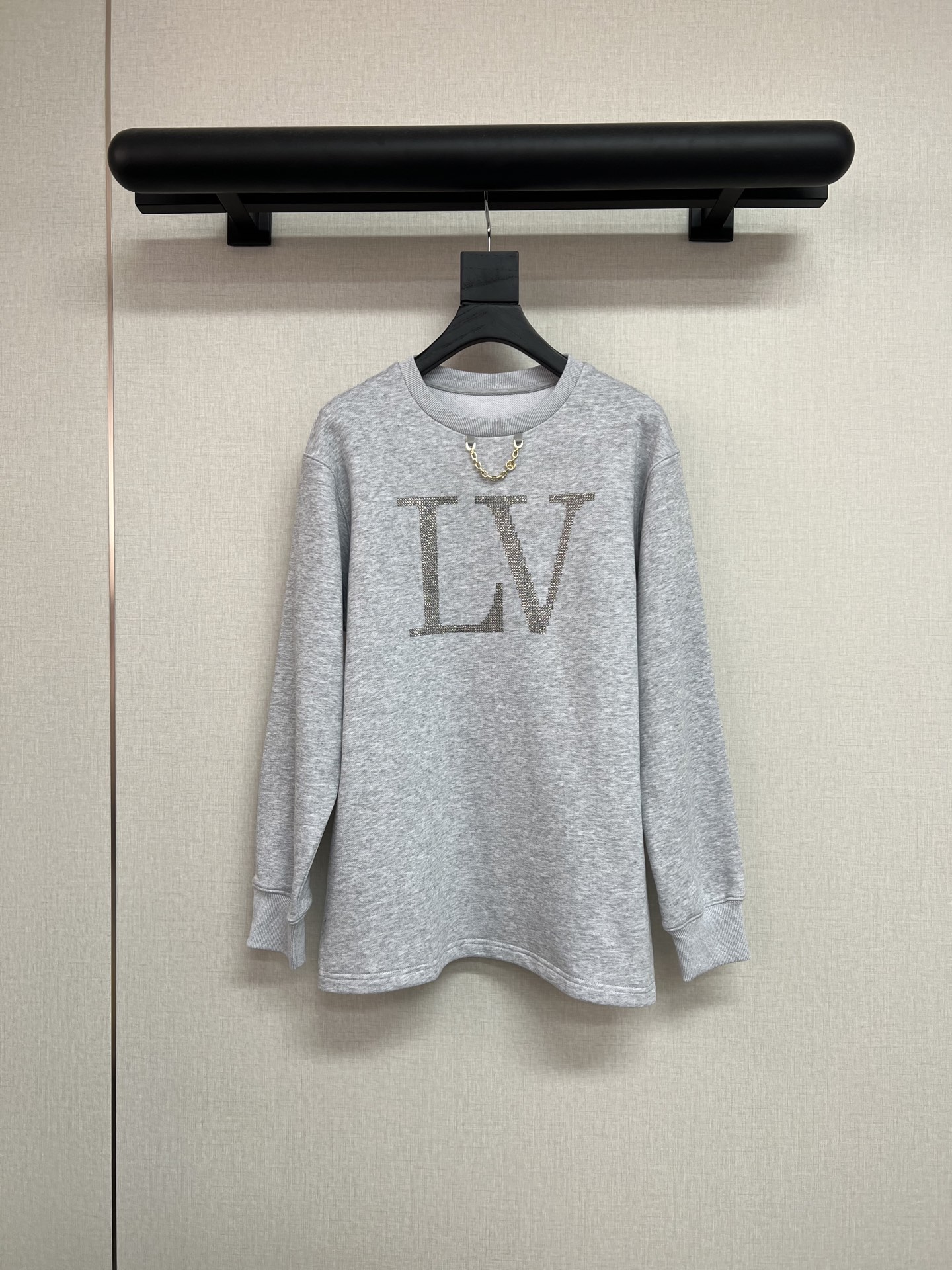 NO:478944,High-quality L*V donkey brand 2025 autumn and winter series The round-neck sweatshirt in the series is also really good-looking. It uses 360 grams heavy pure cotton sweatshirt fabric. The details and fabrics are different from the hooded model. It is thinner and thinner. The longer style looks very good in autumn and winter. The iron diamond is silver-black. A single item that closes the eyes. SML,,louis vuitton,hoodie,sweatshirts,hats,alexander wang19860909高品质L*V驴牌2025秋冬系列 系列款的圆领卫衣 也是真真好看 采用360克重纯棉卫衣面料 跟连帽款细节和面料是不同的 更轻薄一丢丢 偏长一些的版型 秋冬叠穿非常好看 烫钻是银黑色系 闭眼入的单品 SML,,louis vuitton,hoodie,sweatshirts,hats,alexander wang,Women's clothing