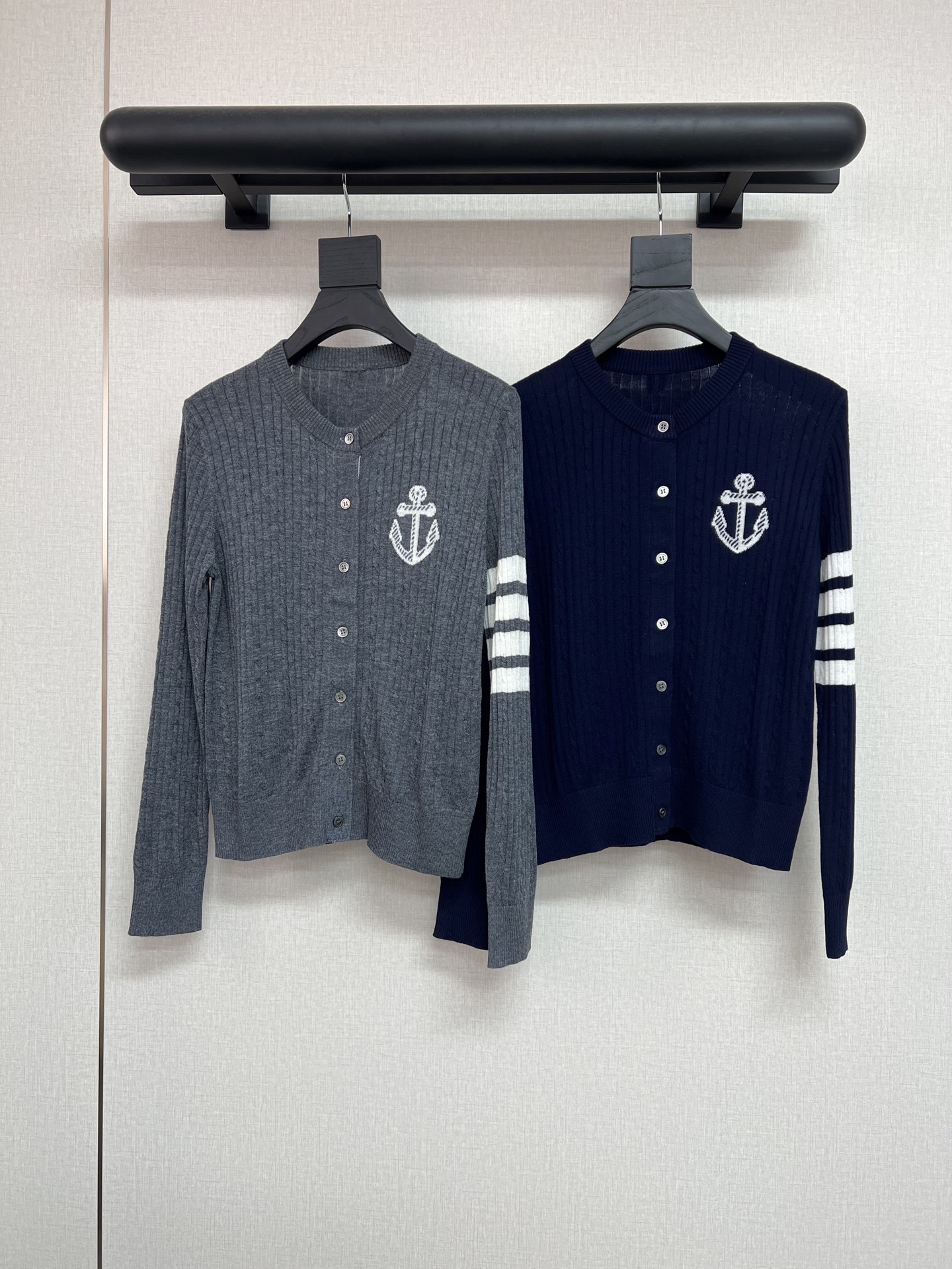 NO:478976,High-quality TB 2025 early autumn series Navy style still has to look at TB. It is also a classic V-neck thin knitted cardigan. Anchor design and contrasting stripes. Classic blue/grey 2-color SML,,alexander wang19860909高品质TB 2025早秋系列 海军风还是得看TB 也是经典的V领轻薄针织开衫 船锚设计和撞色条纹 经典的蓝/灰2色SML,,alexander wang,Women's clothing