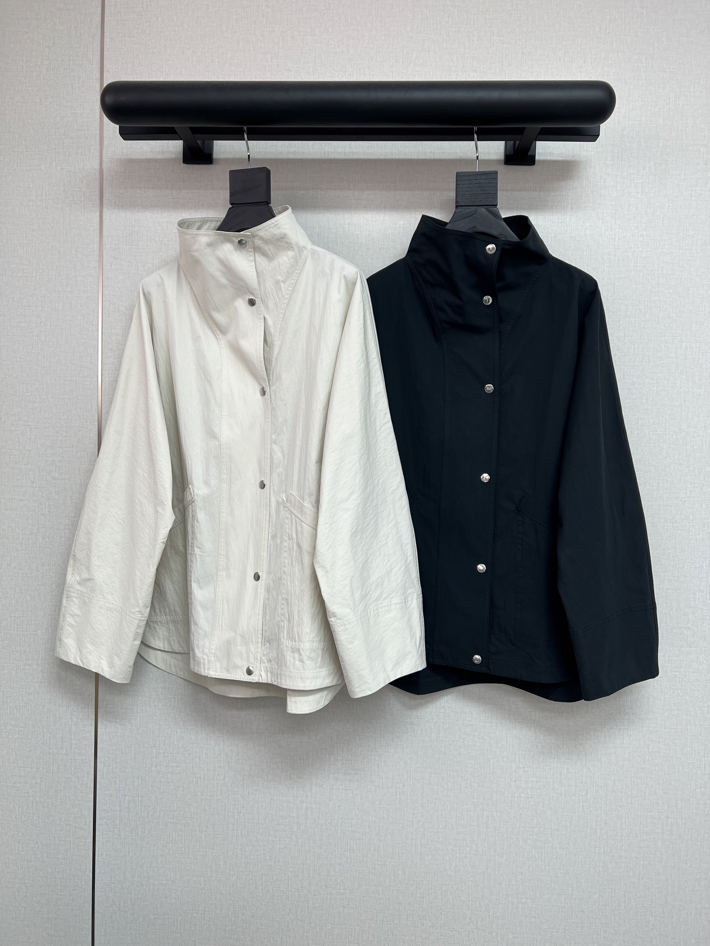 NO:480343,High-quality Tot*eme2025 early autumn series Super nice lightweight jacket windbreaker jacket Early autumn outfit is really suitable. Loose silhouette loves. Simple and atmospheric design and tailoring. The whole dress uses very light cotton fabric. The craftsmanship of the porridge is very fashionable. Two colors SM,, jackets & coats, jackets & coats, alexander wang19860909高品质Tot*eme2025早秋系列 超好看的轻薄型夹克风衣外套 早秋穿搭真的太合适了 宽松廓形爱了爱了 简约大气的设计剪裁 整件衣服采用非常轻薄的纯棉面料 粥粥的工艺很时髦 两色 SM,,jackets & coats,jackets & coats,alexander wang,Women's clothing