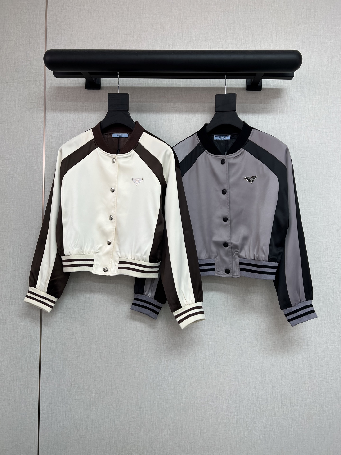 NO:480355,High-quality Prad*25 autumn and winter new jacket/splicing contrasting colors/button design matching/matching triangle logo/gray brown SML, prada, jackets & coats, alexander wang19860909高品质Prad*25年秋冬新款小外套/拼接撞色／纽扣设计搭配/搭配三角牌Logo/灰色咖色SML,,prada,jackets & coats,alexander wang,Women's clothing