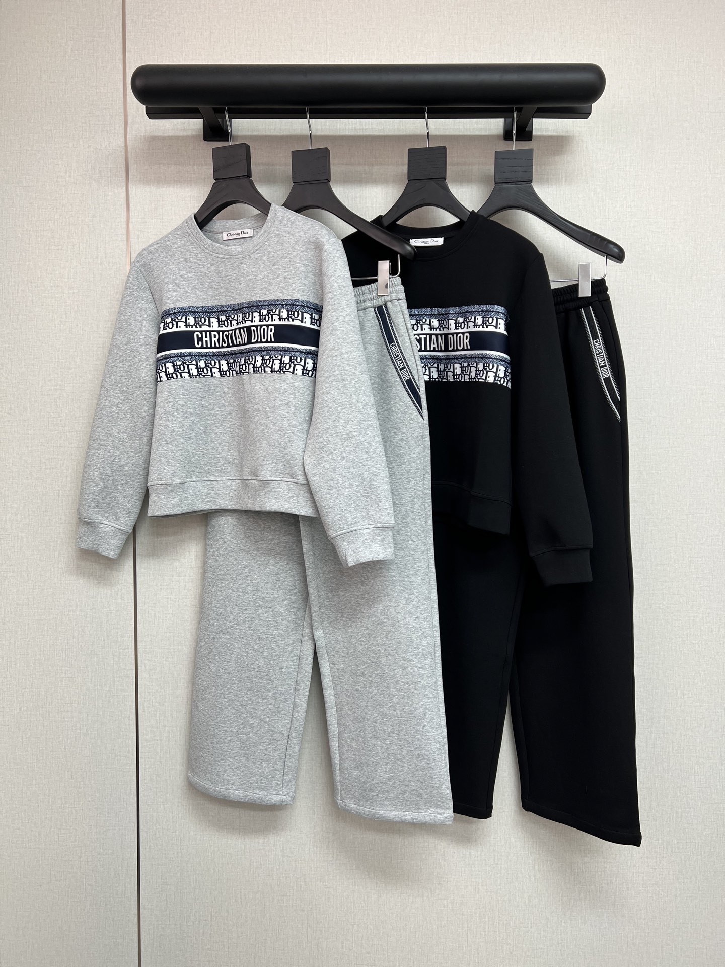 NO:482633,High-quality Dio*r/25SS new sweatshirt wide-leg pants set/breast webbing splicing design/casual style/high-quality/two-color three-code SML,,dior,hoodie,sweatshirts,alexander wang19860909高品质Dio*r/25SS新款卫衣阔腿裤套装/胸前织带拼接设计/休闲款/高品质/两色三码SML,,dior,hoodie,sweatshirts,alexander wang,Women's clothing