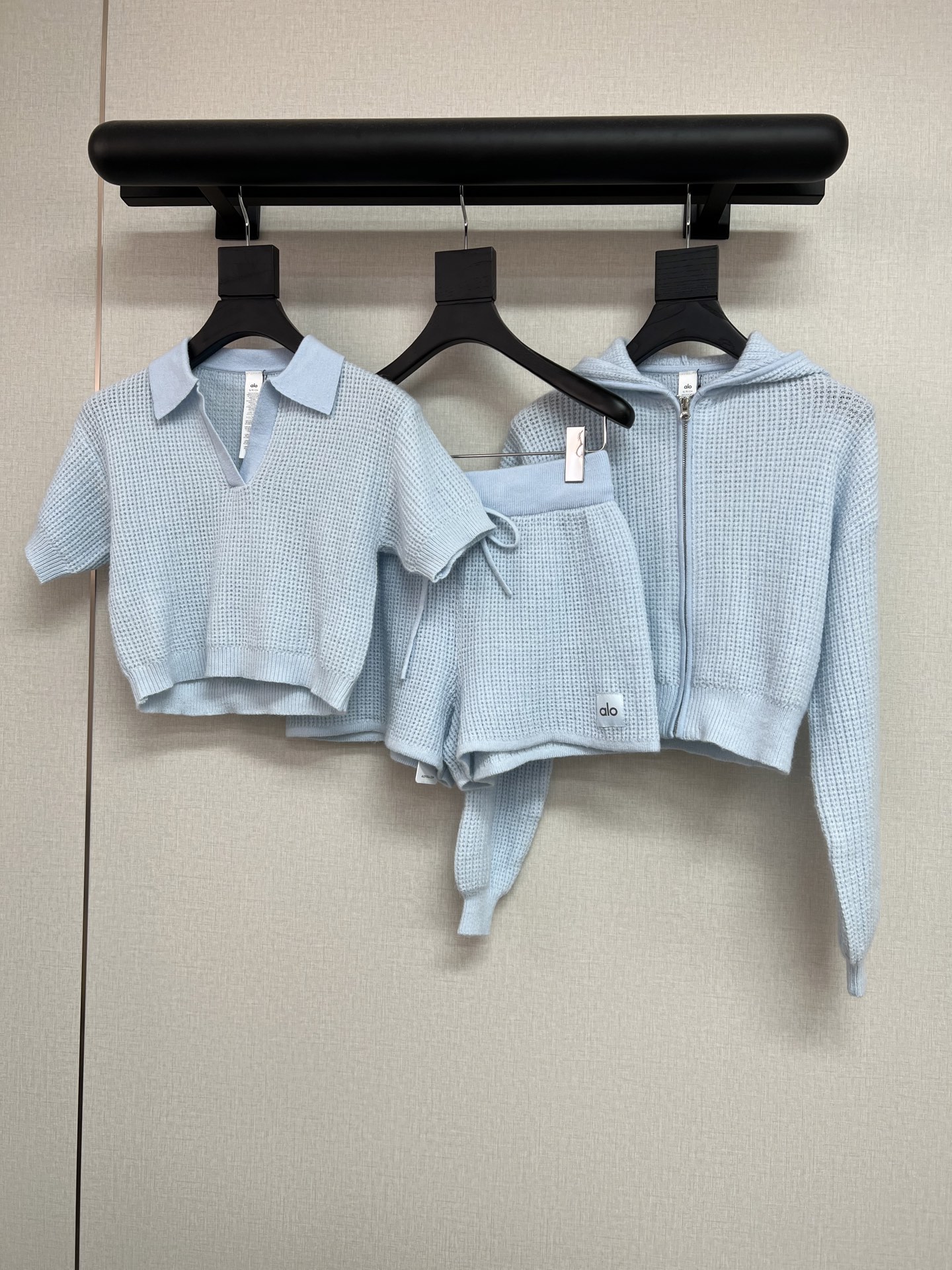 NO:485538,Cardigan, short sleeve P, shorts p, high-quality Alo 2025 autumn and winter series, super popular waffle knitted series, quality upgrade this year, more affordable price!  The details have been improved~ density, feel, and details. You can understand it once you touch it~ The fabric is super soft and glutinous than cashmere texture. The three styles of hooded/short sleeves/short shorts are all very beautiful~ Close your eyes and enter!  SML, shorts, T-shirt, hats, alexander wang19860909开衫 短袖P 短裤p高品质Alo 2025秋冬系列 超级爆的华夫格针织系列 今年的品质升级 价格更实惠！ 细节部分都做了提升～ 密度、手感、细节 一摸就懂了～ 面料超级软糯媲美羊绒的质地 连帽/短袖/短裤三个款式3种颜色 都巨好看～闭眼入！ SML,,shorts,T-shirt,hats,alexander wang,Women's clothing