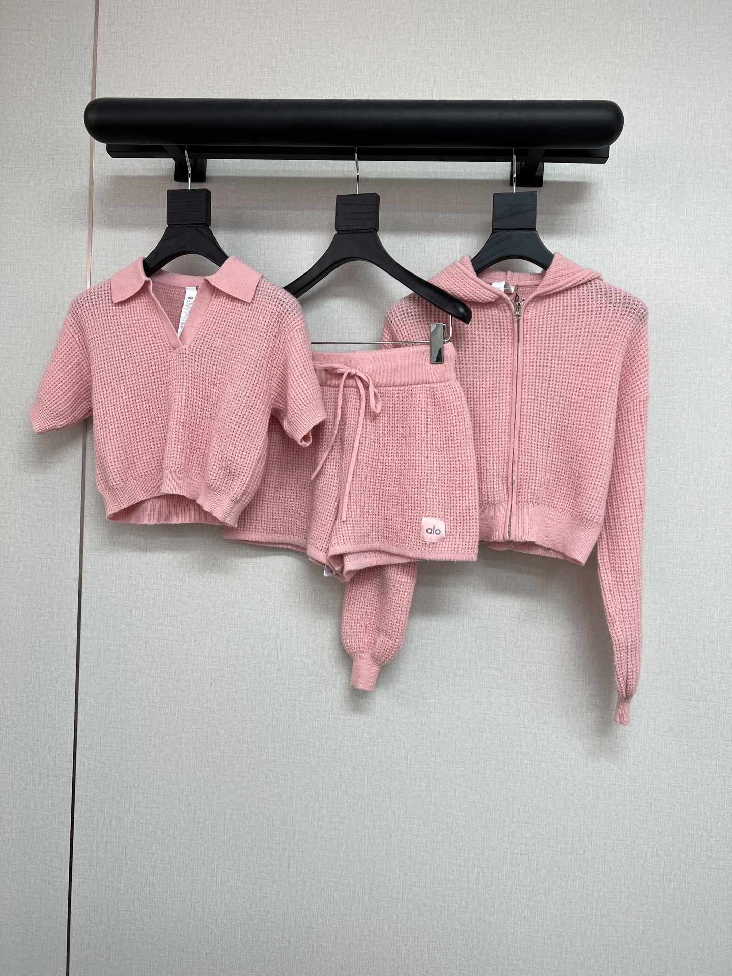 NO:485551,Cardigan, short sleeve P, shorts p, high-quality Alo 2025 autumn and winter series, super popular waffle knitted series, quality upgrade this year, more affordable price!  The details have been improved~ density, feel, and details. You can understand it once you touch it~ The fabric is super soft and glutinous than cashmere texture. The three styles of hooded/short sleeves/short shorts are all very beautiful~ Close your eyes and enter!  SML, shorts, T-shirt, hats, alexander wang19860909开衫 短袖P 短裤p高品质Alo 2025秋冬系列 超级爆的华夫格针织系列 今年的品质升级 价格更实惠！ 细节部分都做了提升～ 密度、手感、细节 一摸就懂了～ 面料超级软糯媲美羊绒的质地 连帽/短袖/短裤三个款式3种颜色 都巨好看～闭眼入！ SML,,shorts,T-shirt,hats,alexander wang,Women's clothing