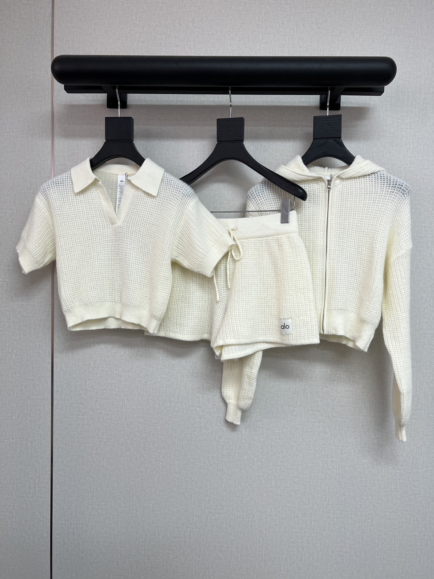 NO:485565,Cardigan Short Sleeve P Shorts P High Quality Alo 2025 Autumn and Winter Series Super Waffle Knitted Series This year's quality upgrade, more affordable price!  The details have been improved~ density, feel, and details. You can understand it once you touch it~ The fabric is super soft and glutinous than cashmere texture. The three styles of hooded/short sleeves/short shorts are all very beautiful~ Close your eyes and enter!  SML, shorts, T-shirt, hats, alexander wang19860909开衫 短袖P 短裤P高品质Alo 2025秋冬系列 超级爆的华夫格针织系列 今年的品质升级 价格更实惠！ 细节部分都做了提升～ 密度、手感、细节 一摸就懂了～ 面料超级软糯媲美羊绒的质地 连帽/短袖/短裤三个款式3种颜色 都巨好看～闭眼入！ SML,,shorts,T-shirt,hats,alexander wang,Women's clothing