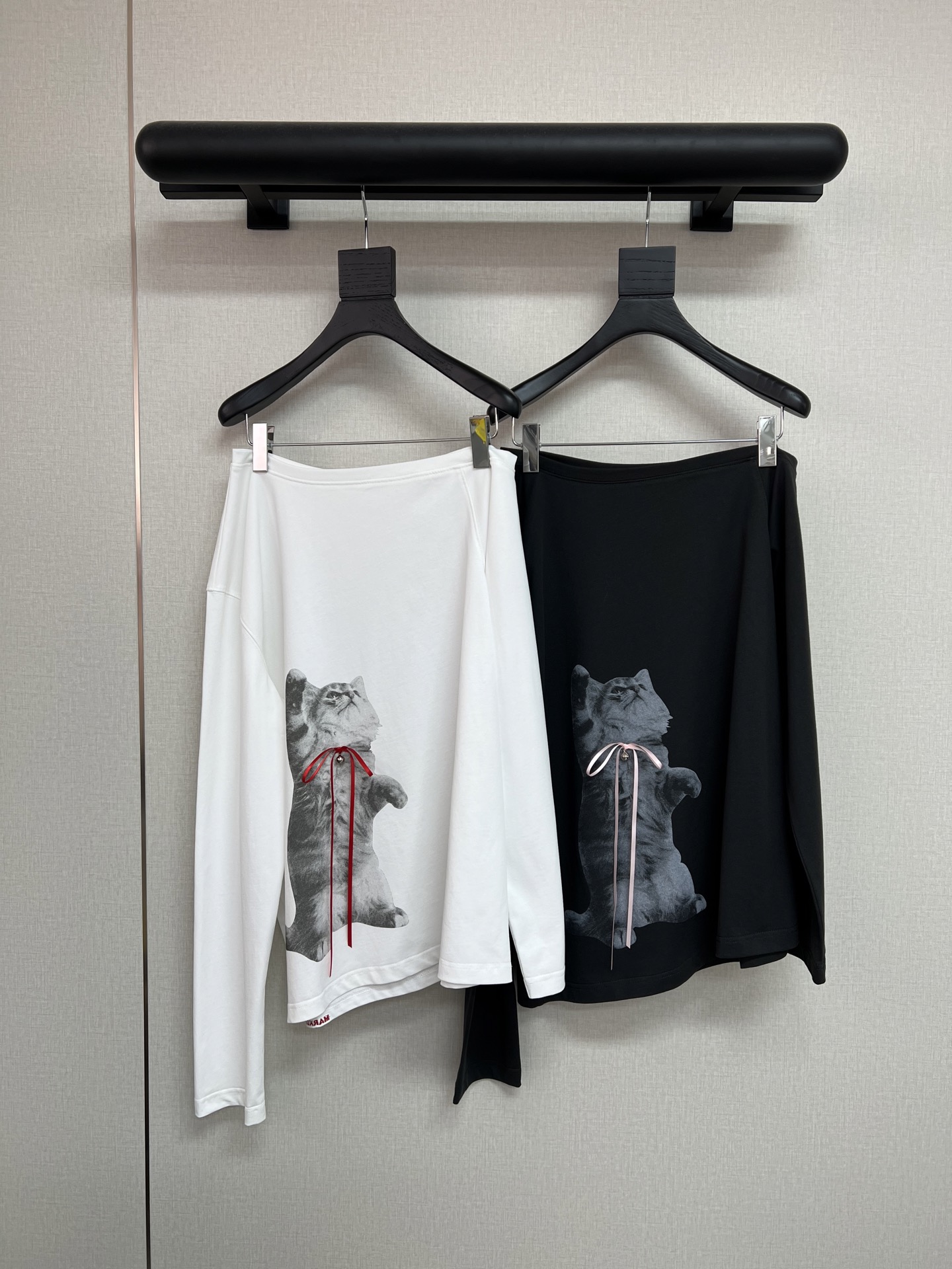 NO:485581,High-quality Markgong2025 series Yuan version customized Lisa/Zhang Yuanying/Liu Wen The same product is super good-looking cat ribbon bell long-sleeved T Loose style is casual and relaxed and fashionable. Customized cotton fabric is delicate and textured. Charcoal gray/pure white 2 colors are in. The style is very large. SM, alexander wang19860909高品质Markgong2025系列 元版购入定制 Lisa/张元英/刘雯同款单品 超好看的猫咪丝带铃铛长袖T 宽松的版型休闲松弛时髦感足足 采用定制全棉面料 细腻有质感 炭灰色/纯白色2色入 版型很大哦 SM,,alexander wang,Women's clothing