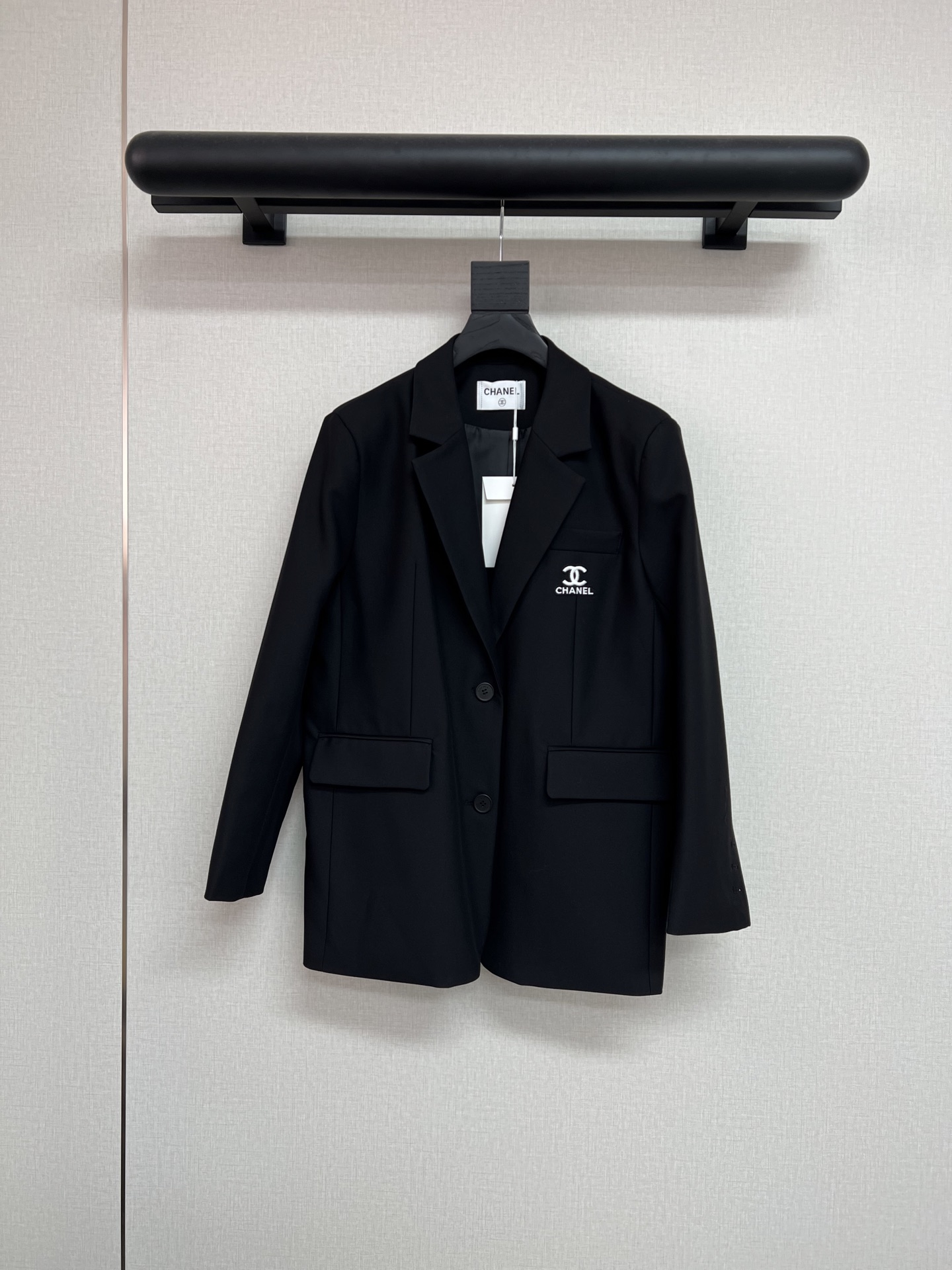 NO:485564,High-quality Chanel 2025 autumn and winter new suit jacket high-end feel loose casual temperament suit jacket embroidered CC card decoration behind CHANEL letter logo decoration simple and atmospheric black SML, chanel, jackets & coats, business suit, alexander wang19860909高品质Chanel2025秋冬新款西装外套高级感宽松休闲气质西装外套胸前绣花CC牌牌装饰背后CHANEL字母logo装饰简约大气黑色SML,,chanel,jackets & coats,business suit,alexander wang,Women's clothing