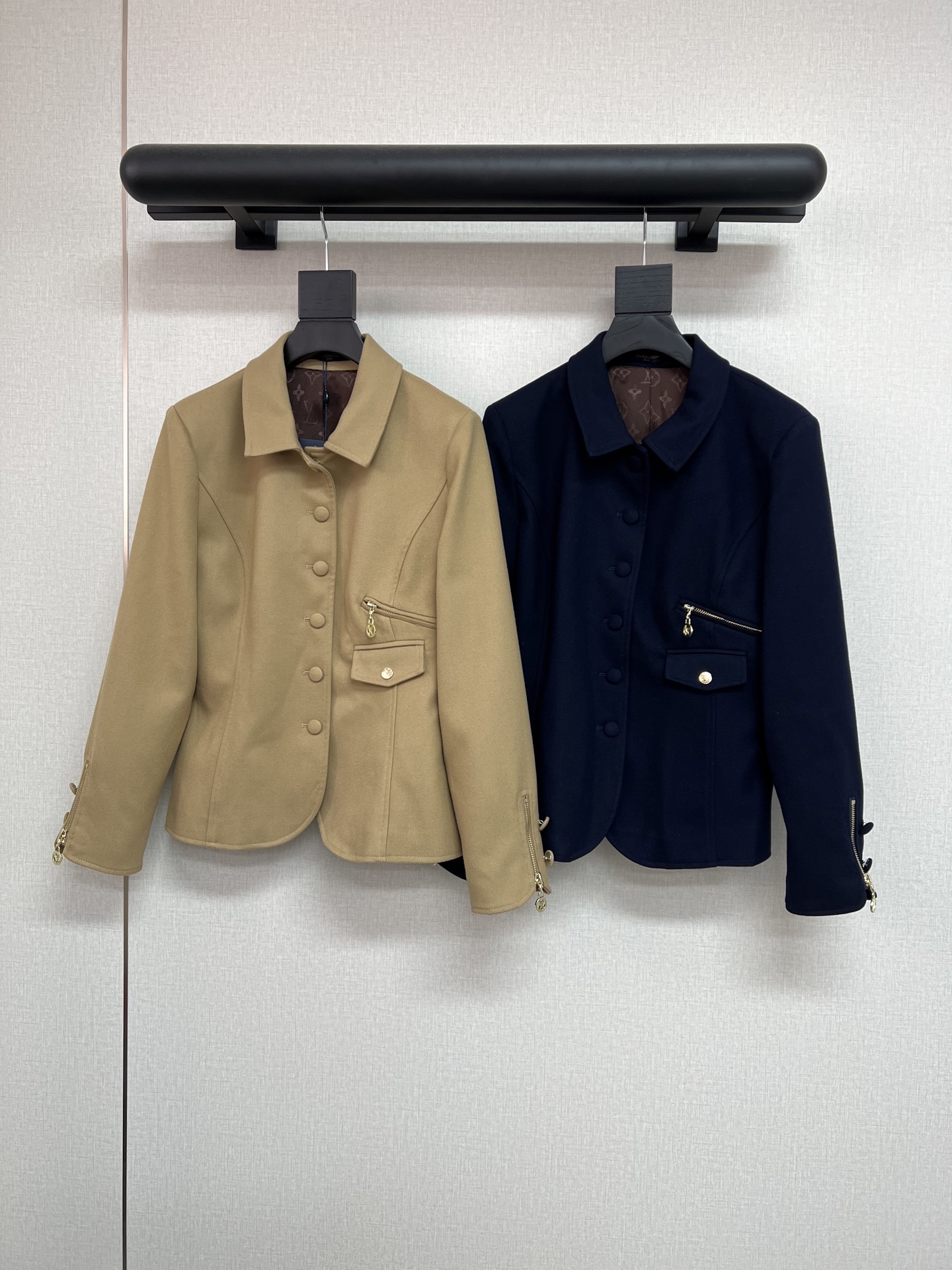 NO:491514,High-quality Louis Vuitto* 25Ac new product is available. Lapel twill blazer. Custom hardware. Lined with brown four-leaf clover elements. Letter logo. Show style. Simple and atmospheric. Add nobility and elegance. Two-color SML,,louis vuitton, jackets & coats,business suit,alexander wang.19860909高品质Louis Vuitto* 25Ac新品上架 翻领斜纹西装外套 订制五金材质 内衬满铺棕色系四叶草元素字母徽标 彰显格调 简约大气 增添高贵优雅魅力 两色SML,,louis vuitton,jackets & coats,business suit,alexander wang,Women's clothing