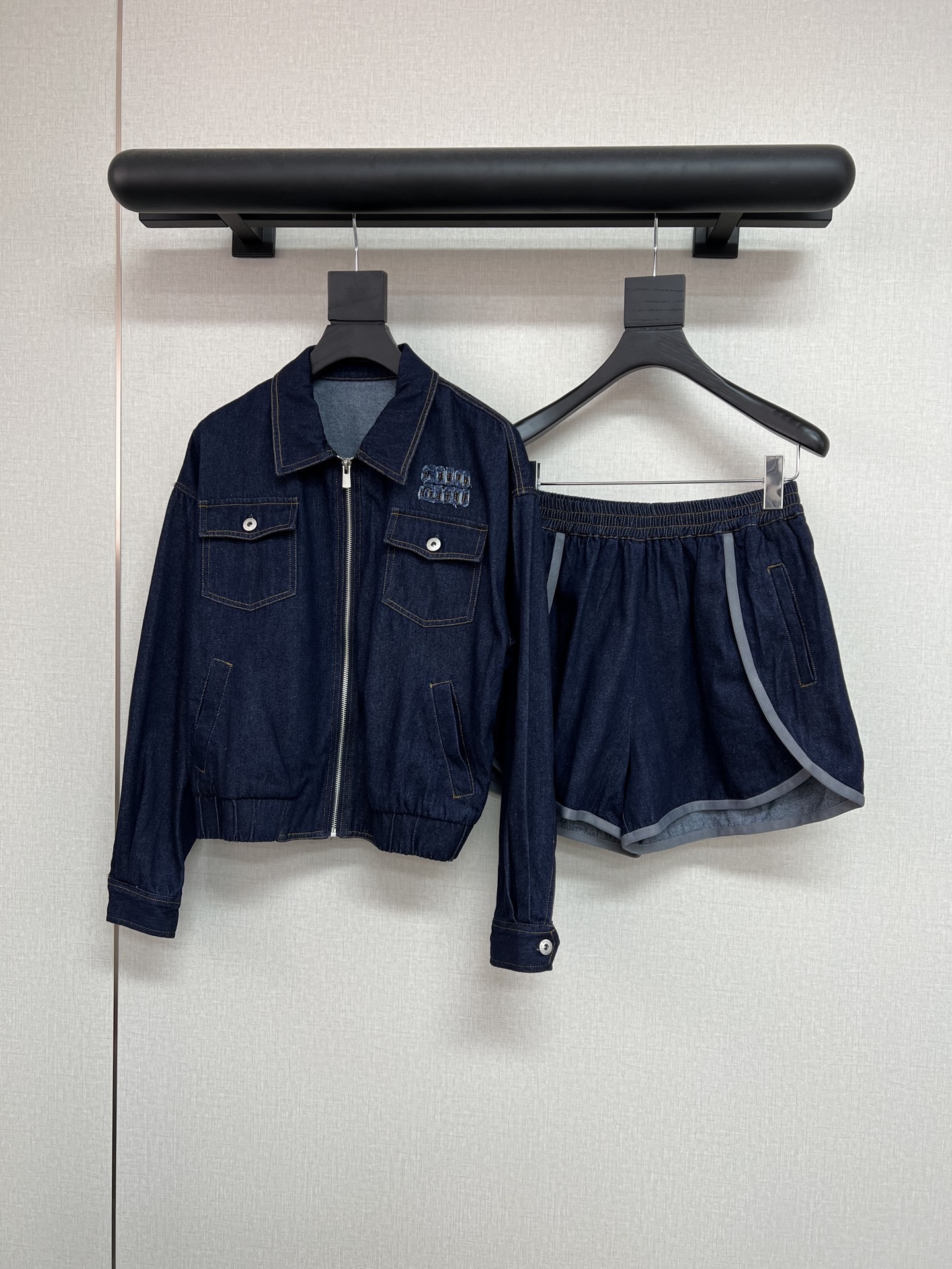 NO:491560,High-quality Miu*2025 autumn and winter new patch embroidered short denim jacket elastic waist shorts fashionable retro a and cool high-end denim suit perfect interpretation free and casual and free and easy going out. It's simply too good to look SML, miumiu, shorts, jackets & coats, alexander wang19860909高品质Miu*2025秋冬新款贴布刺绣短款牛仔外套松紧腰短裤时髦复古又a又飒高级牛仔套装完美诠释自由随性率真洒脱出门一套简直不要太好看SML,,miumiu,shorts,jackets & coats,alexander wang,Women's clothing