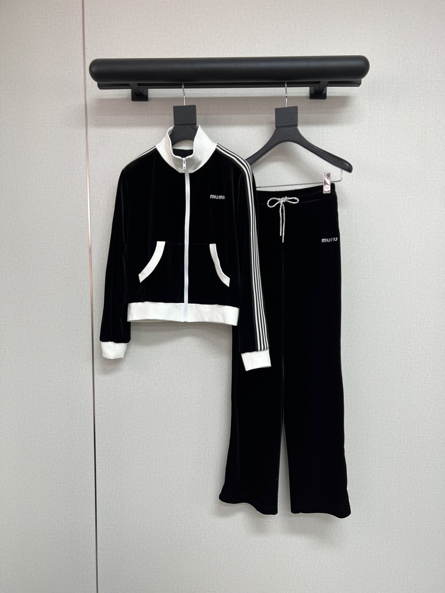 NO:491564,High-quality MiuMiu*2025 autumn and winter new suit long sleeve jacket straight trousers jacket collar can be upright and reversible on the chest/pants side letter logo embroidery decorative shoulder pants side white contrasting webbing design collar/cuffs/hem ribbed splicing decorative custom fine diamond drawstring add layering velvet fabric texture excellent monochrome SML,,miumiu, jackets & coats,alexander wang19860909高品质MiuMiu*2025秋冬新款套装长袖外套直筒长裤外套领子可立可翻胸前/裤子侧边字母logo刺绣装饰肩部处裤子侧边白色撞色织带设计领子/袖口/下摆罗纹拼接装饰定制细钻抽绳增加层次感丝绒面料质地质感极佳单色SML,,miumiu,jackets & coats,alexander wang,Women's clothing