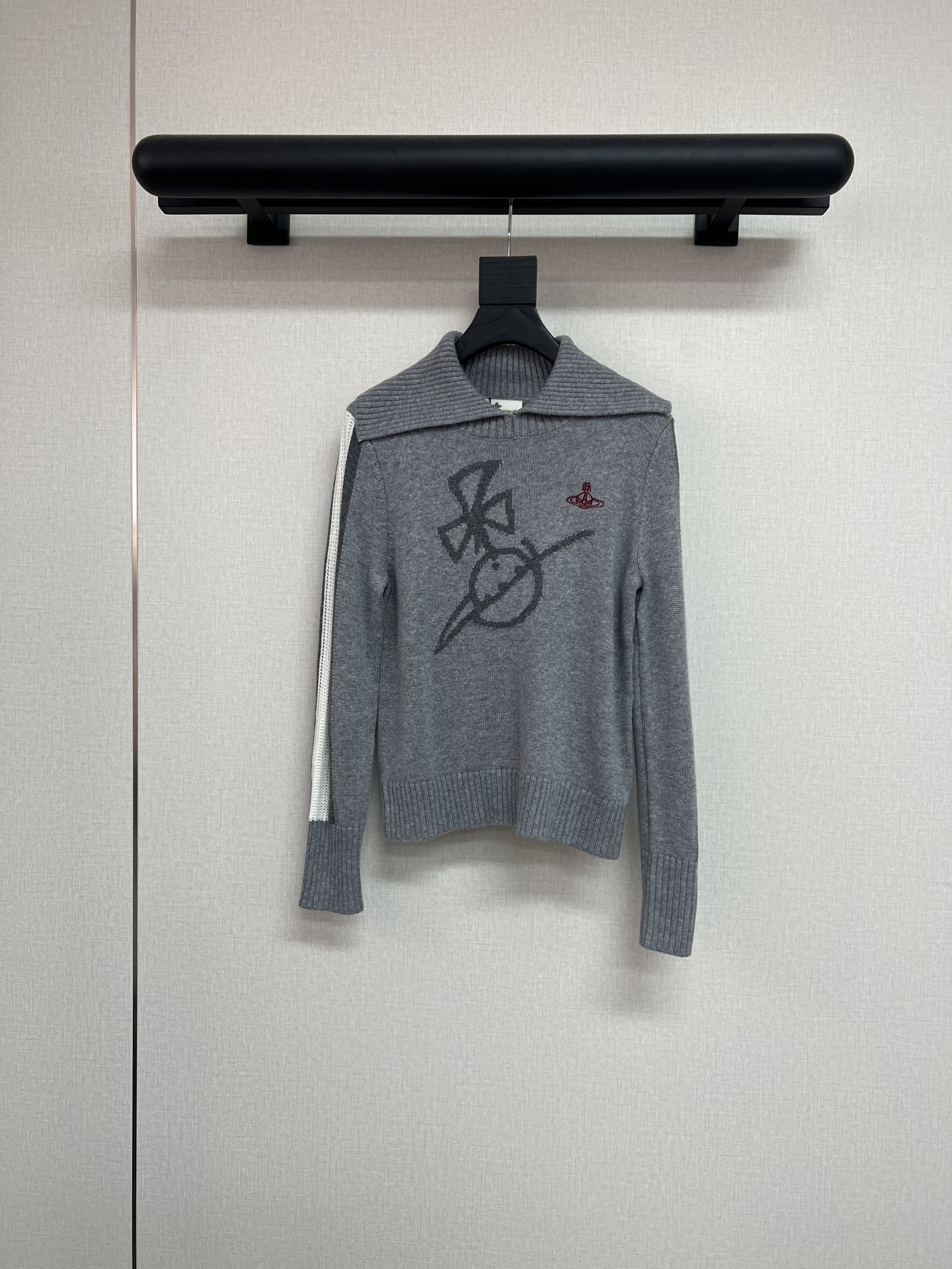 NO:491577,High-quality Saturn vivienne 2025 early autumn. Saturn is also cheating this year. Many wool knits are my favorite. This model was included in the Yuan version at a glance. The gray splicing cuffs have different weavings. The contrasting color design of different weavings is very special. The large lapels are good for modifying the shoulder curves. The graffiti-like Saturn pattern. The red line embroidery logo is the gray tone of the whole piece. It uses soft and glutinous wool yarn. SML, alexander wang19860909高品质土星vivienne2025早秋 今年土星也是开挂了 好多款毛织都是我喜欢的 这款当时一眼看中就入了元版 灰色拼接袖口不同织法撞色设计很特别 大大的翻领很好的修饰肩部曲线 涂鸦感的土星图案 加上红色线刺绣标识 整件的灰色调就是运动时髦感 采用软软糯的羊毛纱线 SML,,alexander wang,Women's clothing