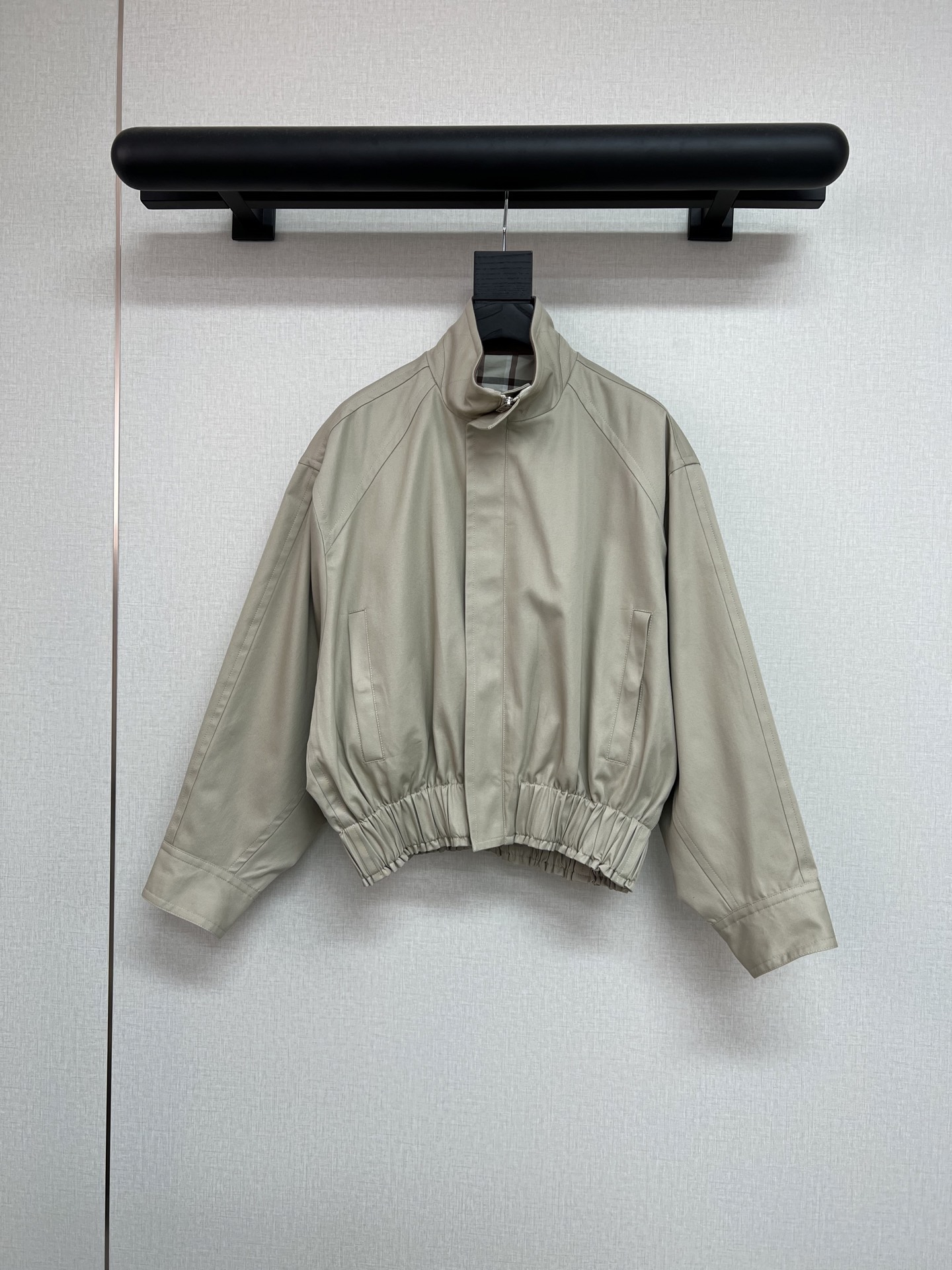 NO:496475,High-quality BV2025 autumn and winter series Khaki wide jacket jacket is too cool, too fashionable and unique. Show style. Stitched plaid pattern lining. Short version design lengthens the leg proportions. Full of details. Styles with cumbersome craftsmanship. But it looks really good. SML, bottega veneta, jackets & coats, jackets & coats, alexander wang19860909高品质BV2025秋冬系列 卡其色阔型夹克外套 也太酷太时髦太有个性了 走秀款 拼接格纹图案的内衬 短版设计更加拉长腿部比例 细节满满 工艺步骤很繁琐的款式 但是真的好看啊 SML,,bottega veneta,jackets & coats,jackets & coats,alexander wang,Women's clothing