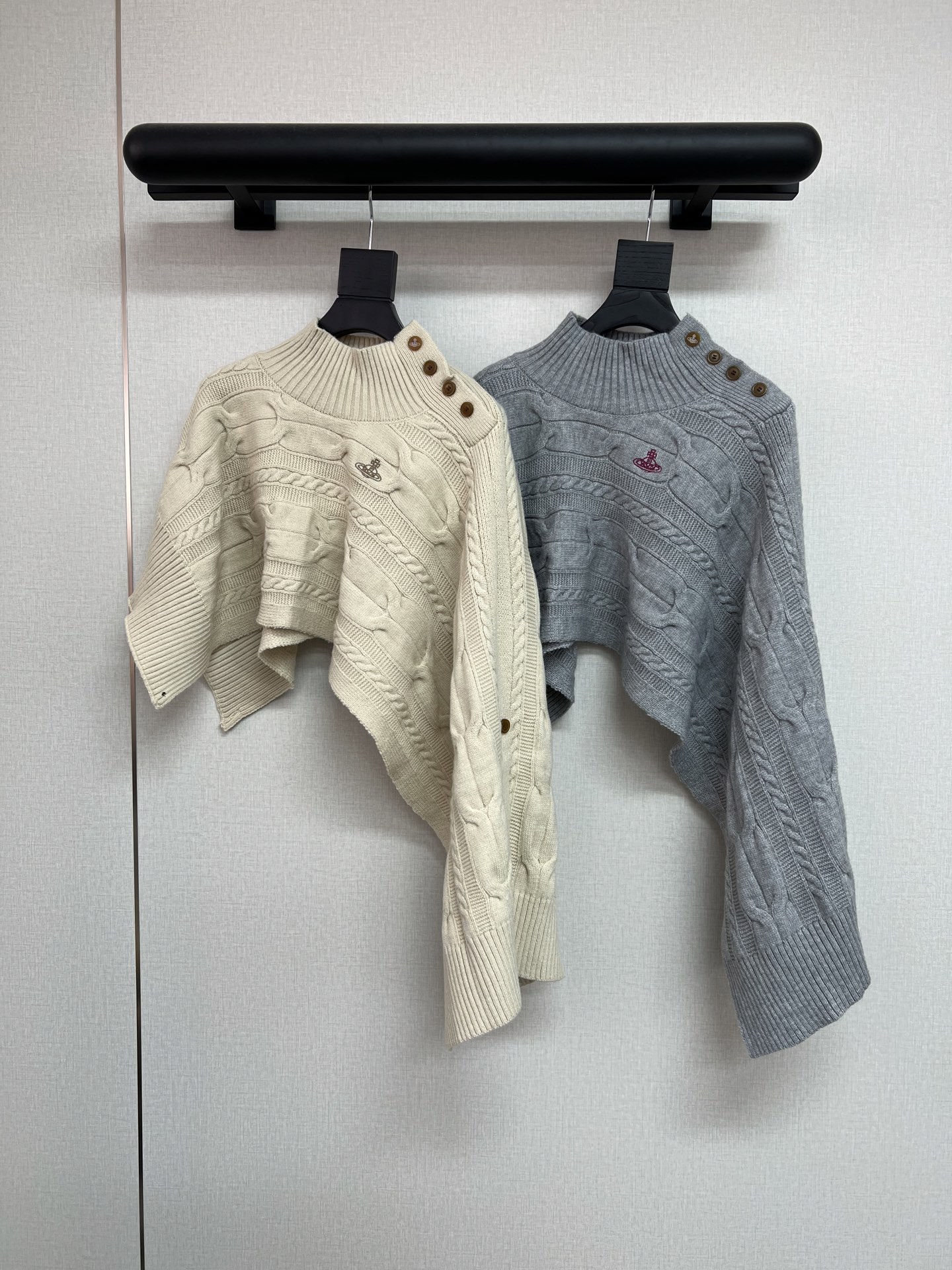 NO:498185,High-quality Saturn Vivienne autumn and winter series Super popular cloak shawl items. Is the Queen Mother of the Cities really cheating this year? Many items are so popular that I am so attracted to my eyes. This asymmetric cloak shawl is too fashionable. It is the taste of a fashion expert. Khaki/gray (one size), shawls, alexander wang19860909高品质土星Vivienne秋冬系列 超火的斗篷披肩单品 今年的西太后真的开挂了吗 好多单品都是太入我眼了 这款不对称斗篷披肩也太时髦了吧 穿上就是时尚达人的味道 卡其色/灰色（均码）,,shawls,alexander wang,Women's clothing