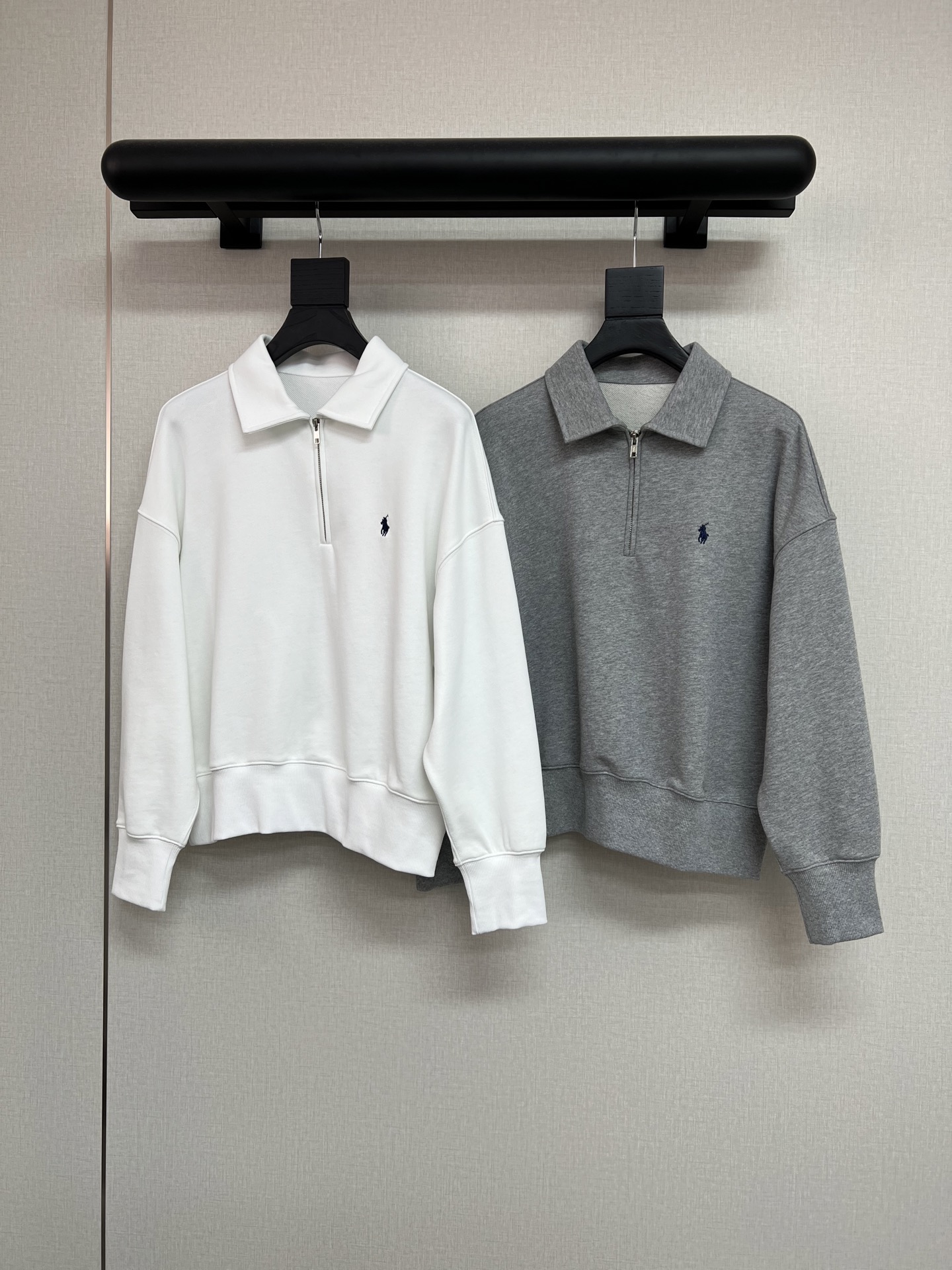 NO:500035,High-quality Raf*2025 autumn and winter series belongs to the classic old money sports style Wimbledon old Money outfit, relaxation and high-end sense, simple and atmospheric sweatshirts and pants, high-end pure cotton sweatshirts, this is also a single item that will not be outdated in the wardrobe. Two-color SML, hoodie, sweatshirts, alexander wang19860909高品质拉夫*2025秋冬系列 属于经典的老钱运动风 温网old Money穿搭 松弛感和高级感 简洁大气的卫衣和裤子 采用高级纯棉卫衣面料 这种在衣柜也是不会过时的单品 两色SML,,hoodie,sweatshirts,alexander wang,Women's clothing