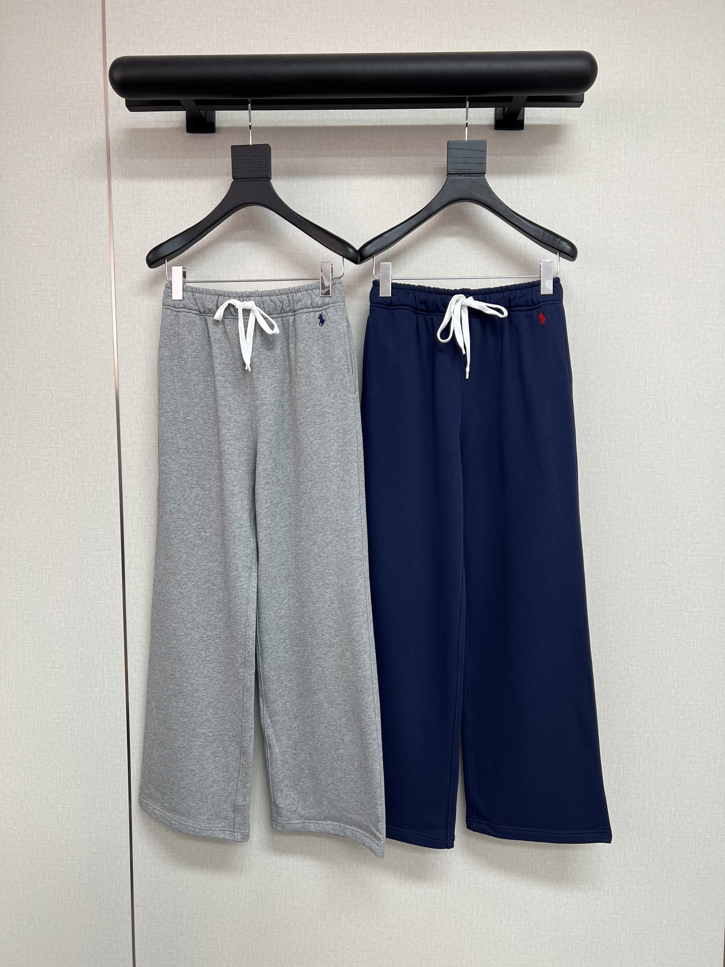 NO:500045,High-quality Raf*2025 autumn and winter series belongs to the classic old money sports style Wimbledon old Money outfit, relaxation and high-end sense, simple and atmospheric sweatshirts and pants, high-end pure cotton sweatshirts, this is also a single item that will not be outdated in the wardrobe. Two-color SML, hoodie, sweatshirts, alexander wang19860909高品质拉夫*2025秋冬系列 属于经典的老钱运动风 温网old Money穿搭 松弛感和高级感 简洁大气的卫衣和裤子 采用高级纯棉卫衣面料 这种在衣柜也是不会过时的单品 两色SML,,hoodie,sweatshirts,alexander wang,Women's clothing