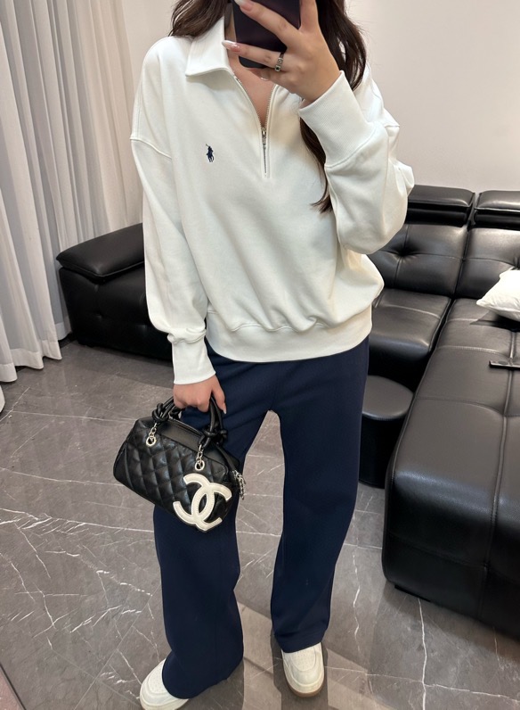 NO:500054,High-quality Raf*2025 autumn and winter series belongs to the classic old money sports style Wimbledon old Money outfit, relaxation and high-end sense, simple and atmospheric sweatshirts and pants, high-end pure cotton sweatshirts, this is also a single item that will not be outdated in the wardrobe. Two-color SML, hoodie, sweatshirts, alexander wang19860909高品质拉夫*2025秋冬系列 属于经典的老钱运动风 温网old Money穿搭 松弛感和高级感 简洁大气的卫衣和裤子 采用高级纯棉卫衣面料 这种在衣柜也是不会过时的单品 两色SML,,hoodie,sweatshirts,alexander wang,Women's clothing