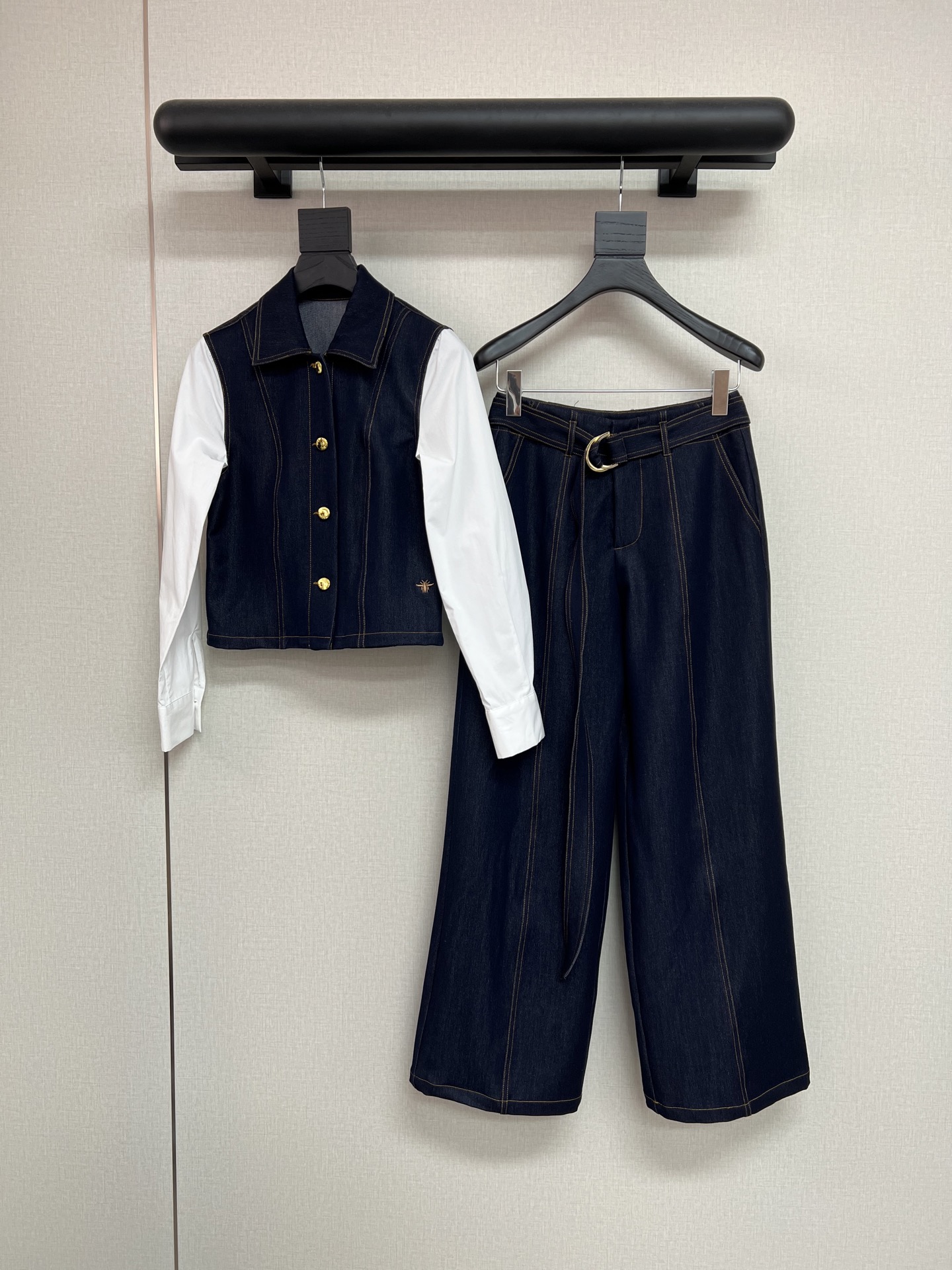 NO:500016,High-quality Dior*2025 autumn new suit lapel long sleeve fake two-piece top wide-leg trousers top Tensi denim fabric shirt sleeves waist bee embroidery embellishment decorative pants matched with this cloth belt trousers loose legs design good inclusive overall design beautiful atmospheric custom logo hardware buttons full details fabric upper body comfort strong monochrome SML, dior, alexander wang19860909高品质Dior*2025秋季新款套装翻领长袖假两件上衣阔腿长裤上衣天丝牛仔面料拼衬衣面料袖子腰部小蜜蜂刺绣点缀装饰裤子搭配本布腰带裤脚宽松设计包容性好整体做明线设计美观大气定制logo五金纽扣细节十足面料上身舒适感强单色SML,,dior,alexander wang,Women's clothing