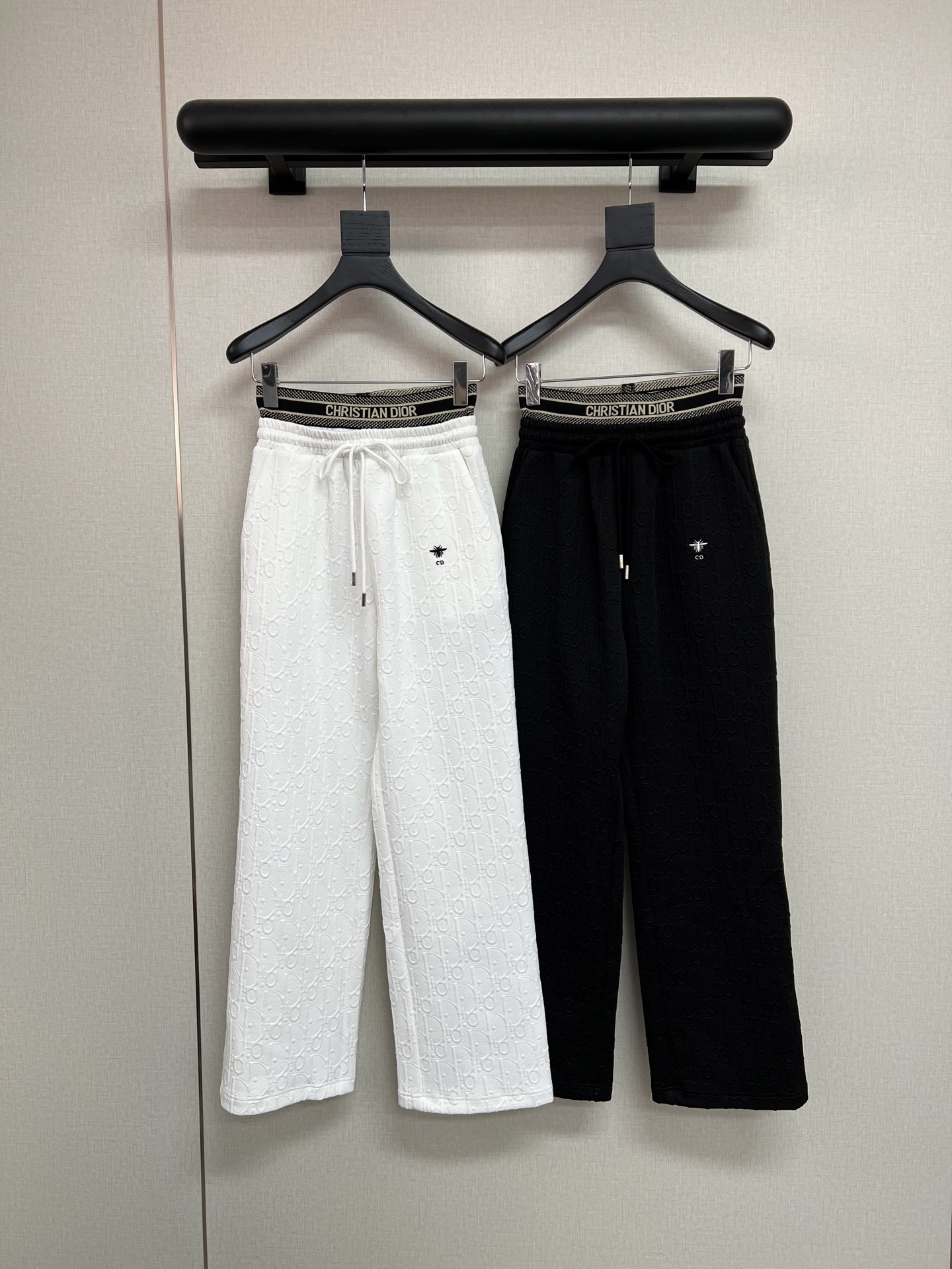 NO:500856,High-quality Dior2025 autumn and winter new logo rubber double waist design casual trousers classic embossed logo craft fabric bee embroidery fashion high-quality black and white SML, dior, alexander wang19860909高品质Dior2025秋冬新款logo橡筋双腰设计休闲长裤经典压花logo工艺面料蜜蜂刺绣时尚高级高品质黑色白色SML,,dior,alexander wang,Women's clothing